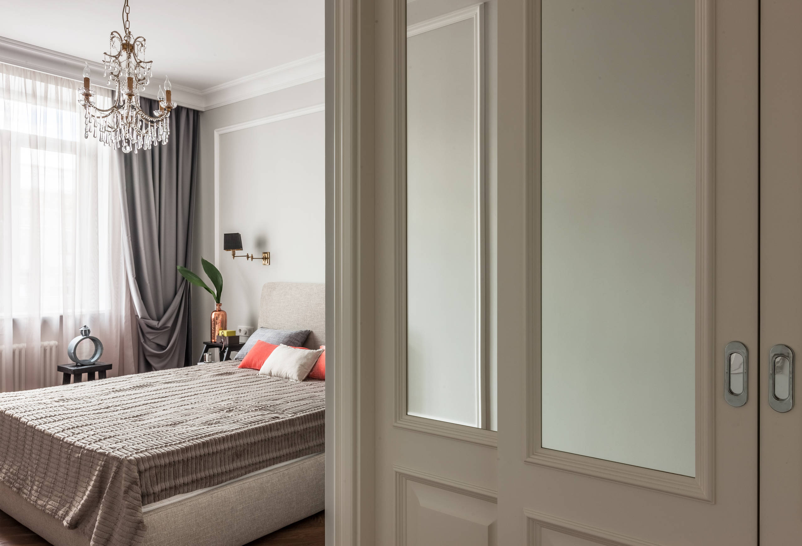 Houzz тур: Современная классика с зеркалами и открытым балконом