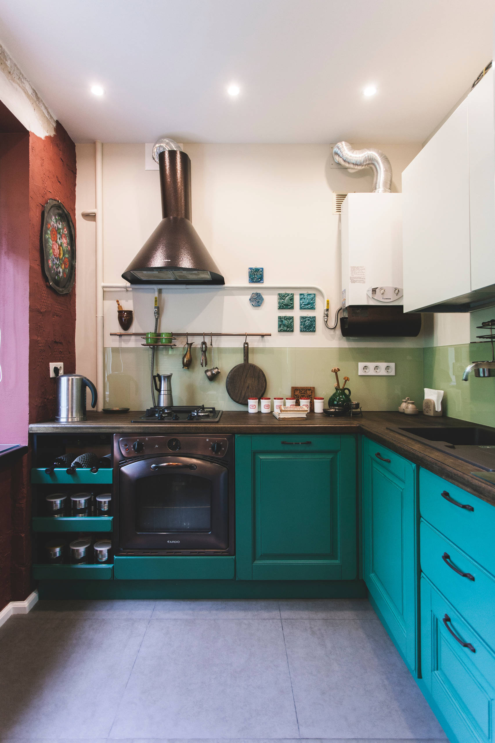 Вопрос: Как спрятать газовую колонку и водонагреватель