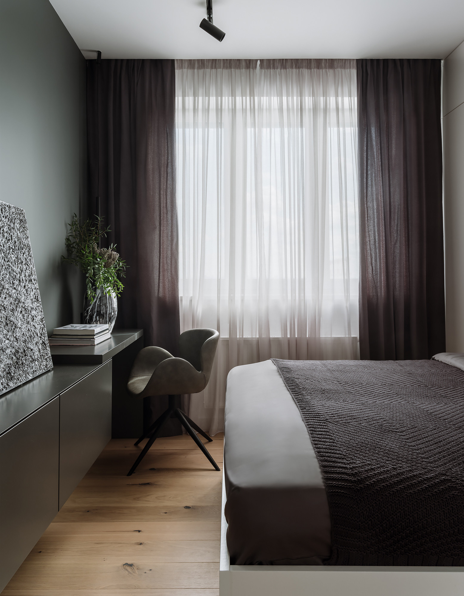 Houzz тур: Строгая квартира для мамы с дочкой