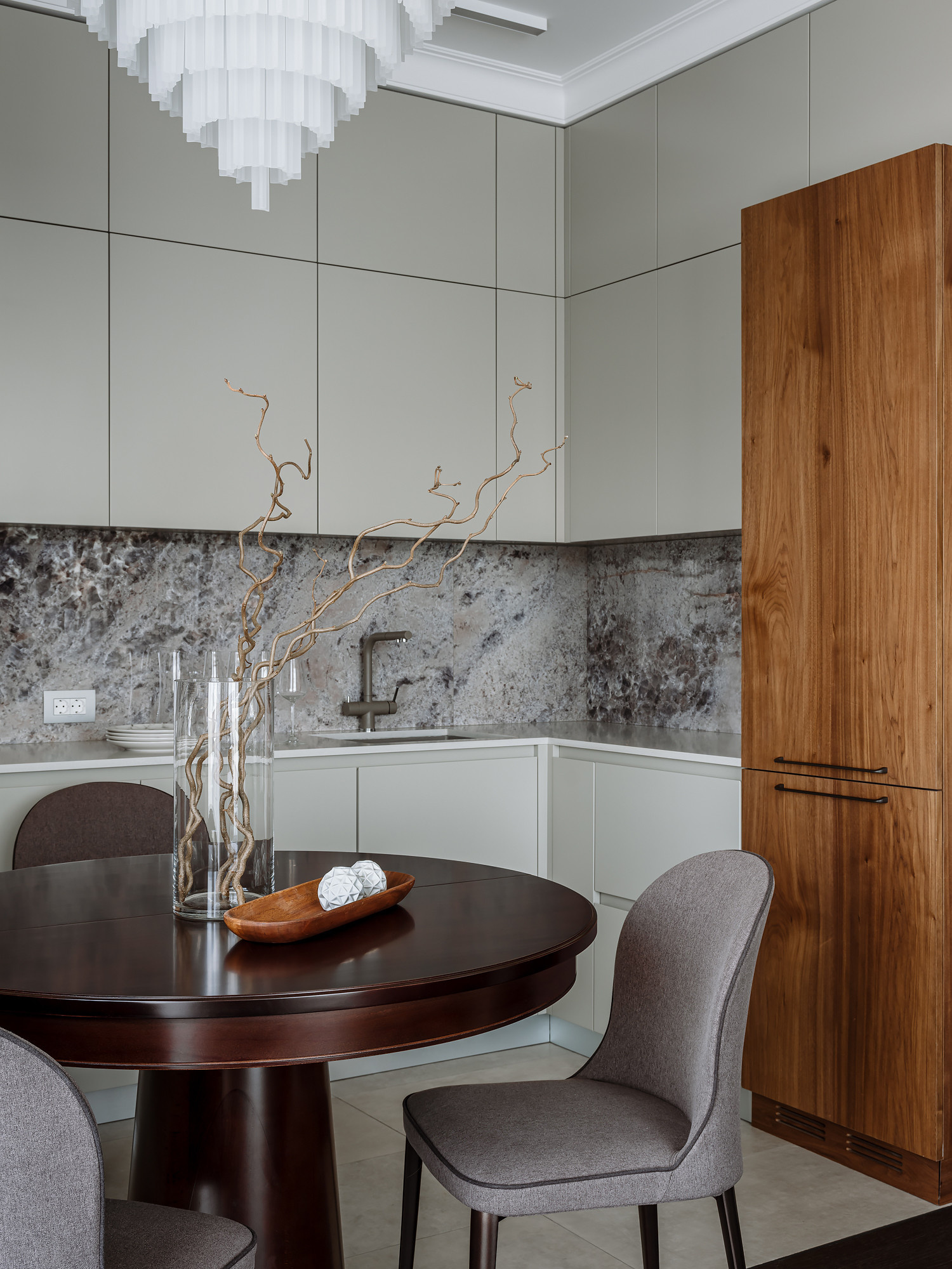 Houzz тур: Квартира с «космической» детской и зеленым диваном