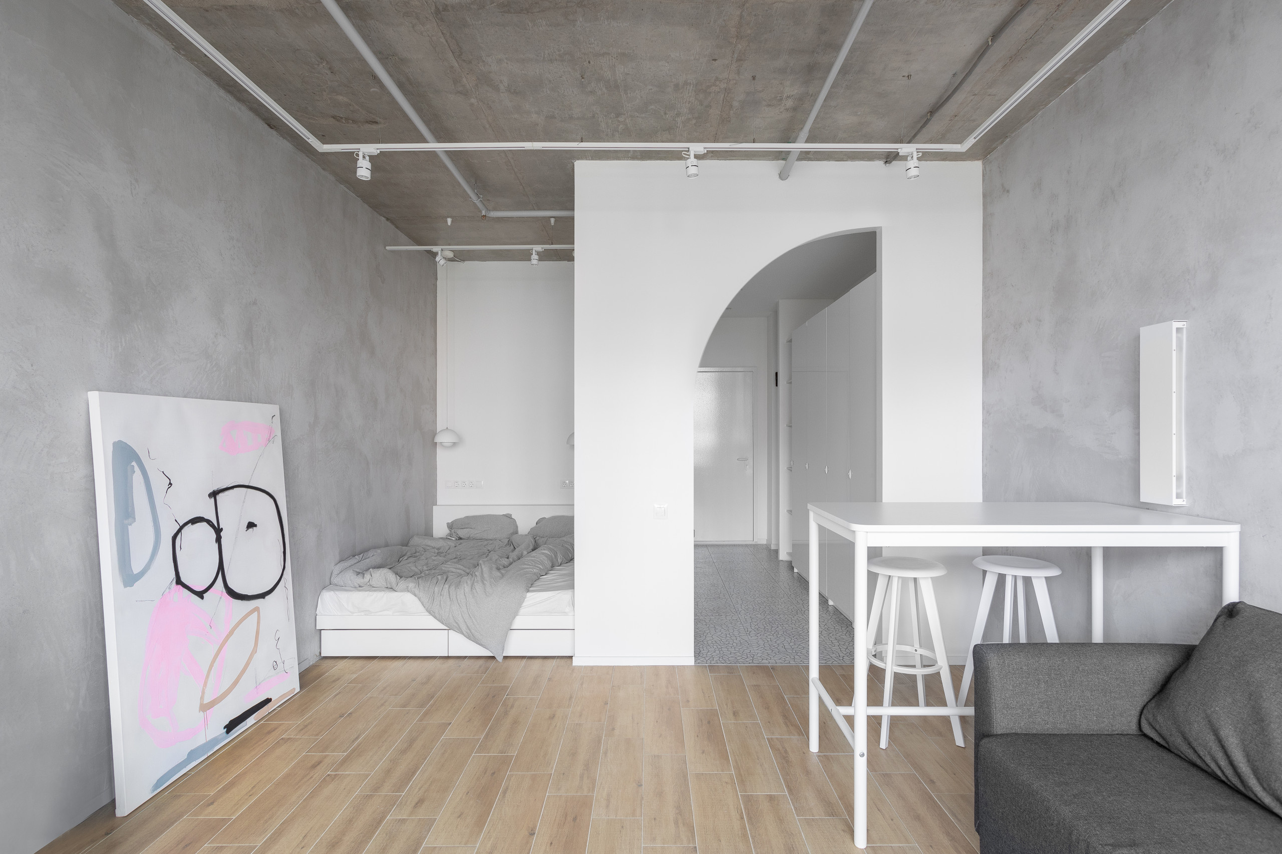 Houzz тур: 33 кв. м — студия с бетоном и полуаркой