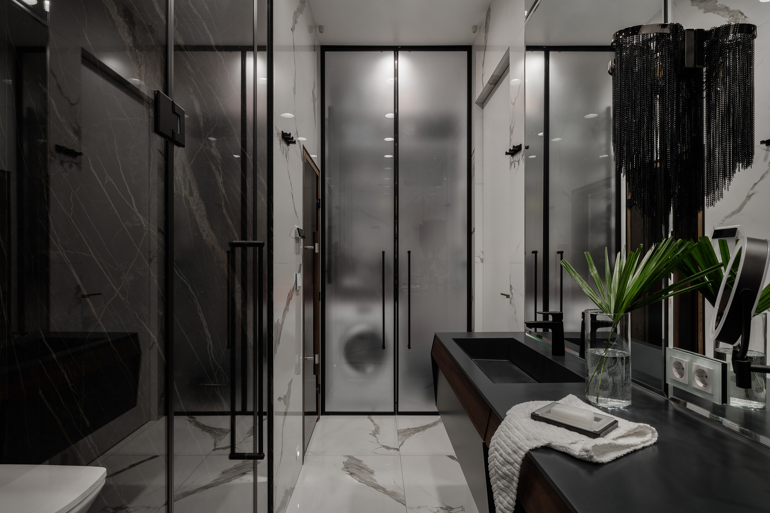 Houzz тур: Квартира с черной кухней и крошкой-сауной