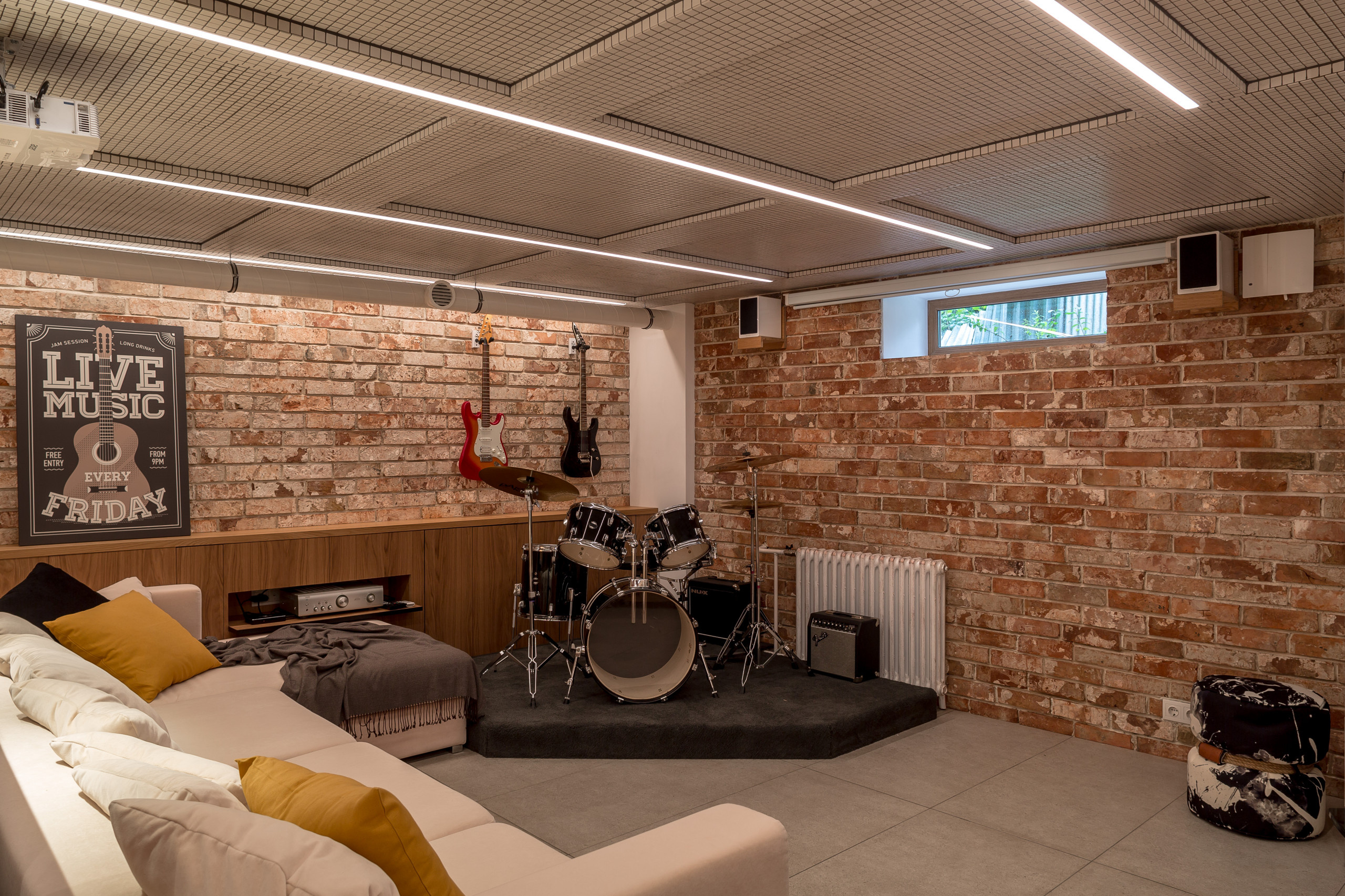 Проект недели: Лофт-подвал с камином и музыкальной сценой