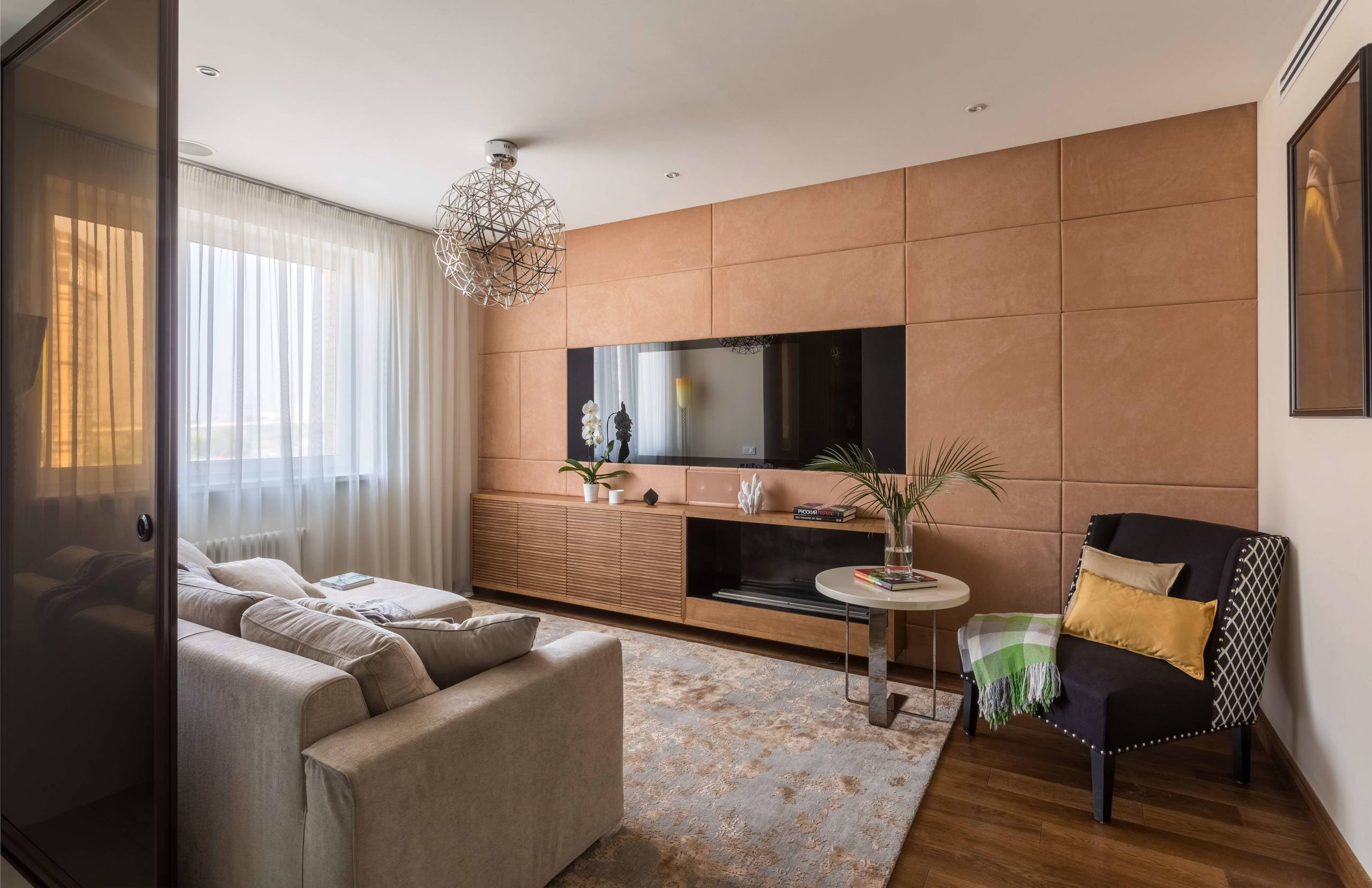 Houzz тур: Квартира с чёрным зеркалом для семьи юристов