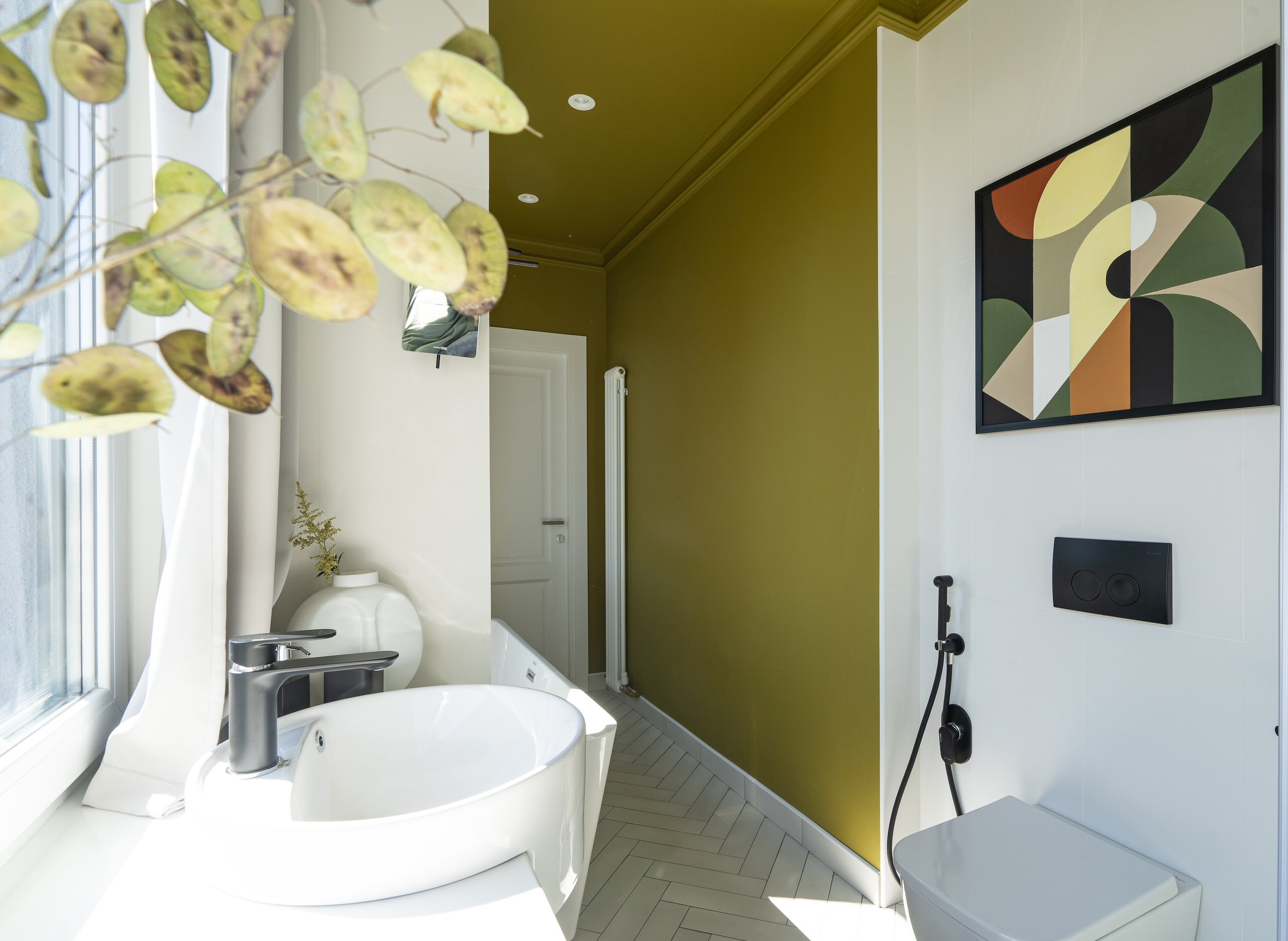 Проект недели: Ванная с двумя окнами и картиной от заказчицы