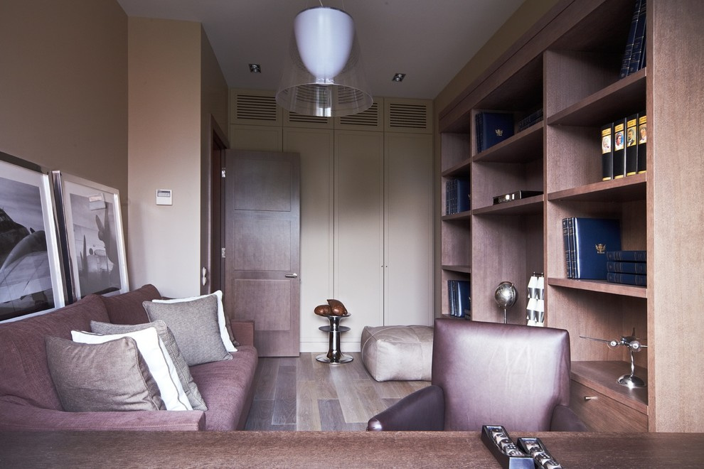 Houzz тур: Квартира с камином в гостиной и злаковым садом во дворе