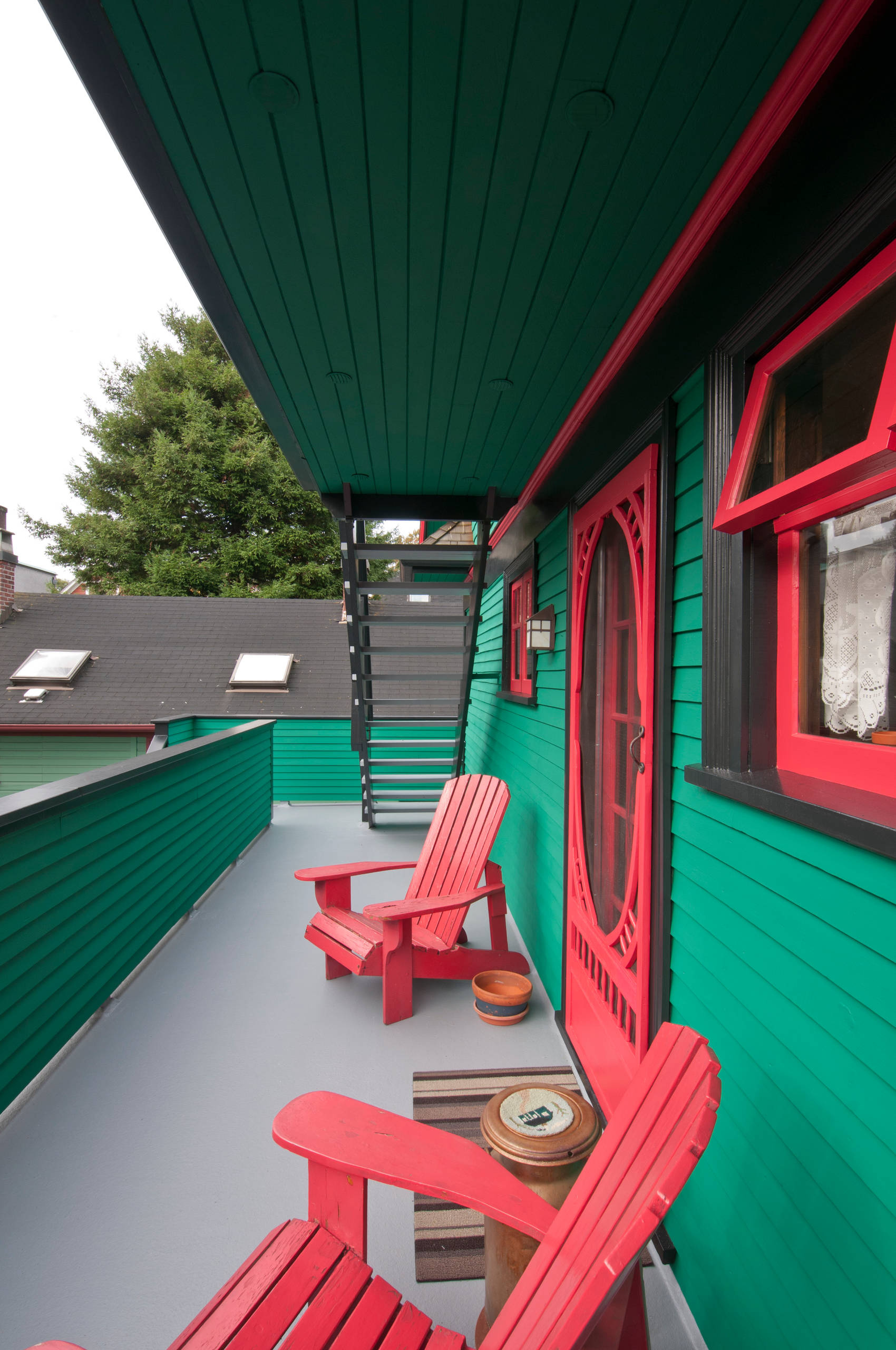 Цвета: Оттенки красного и розового, уместные в интерьере