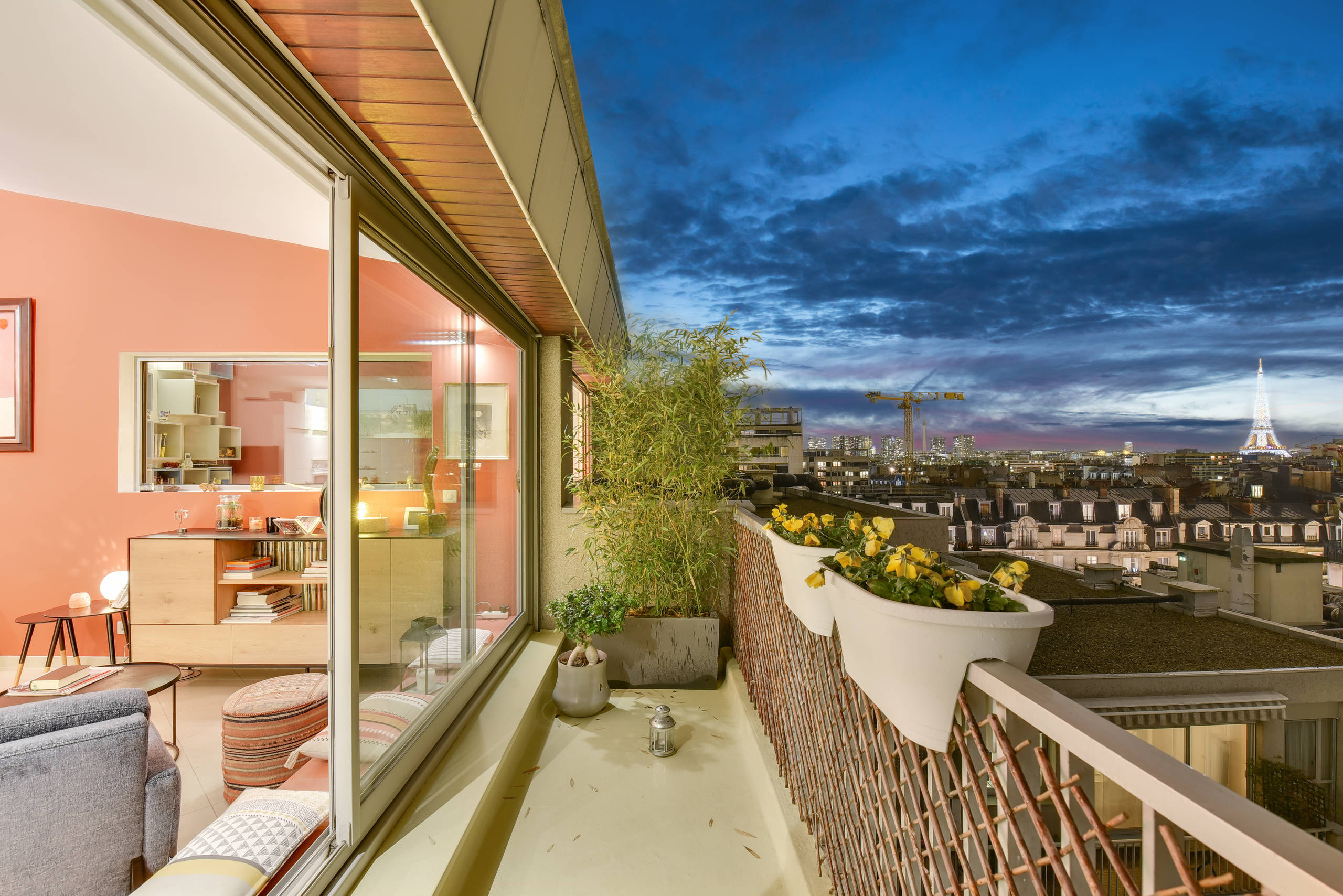 Прогулка на диване: Дома с видом на достопримечательности города