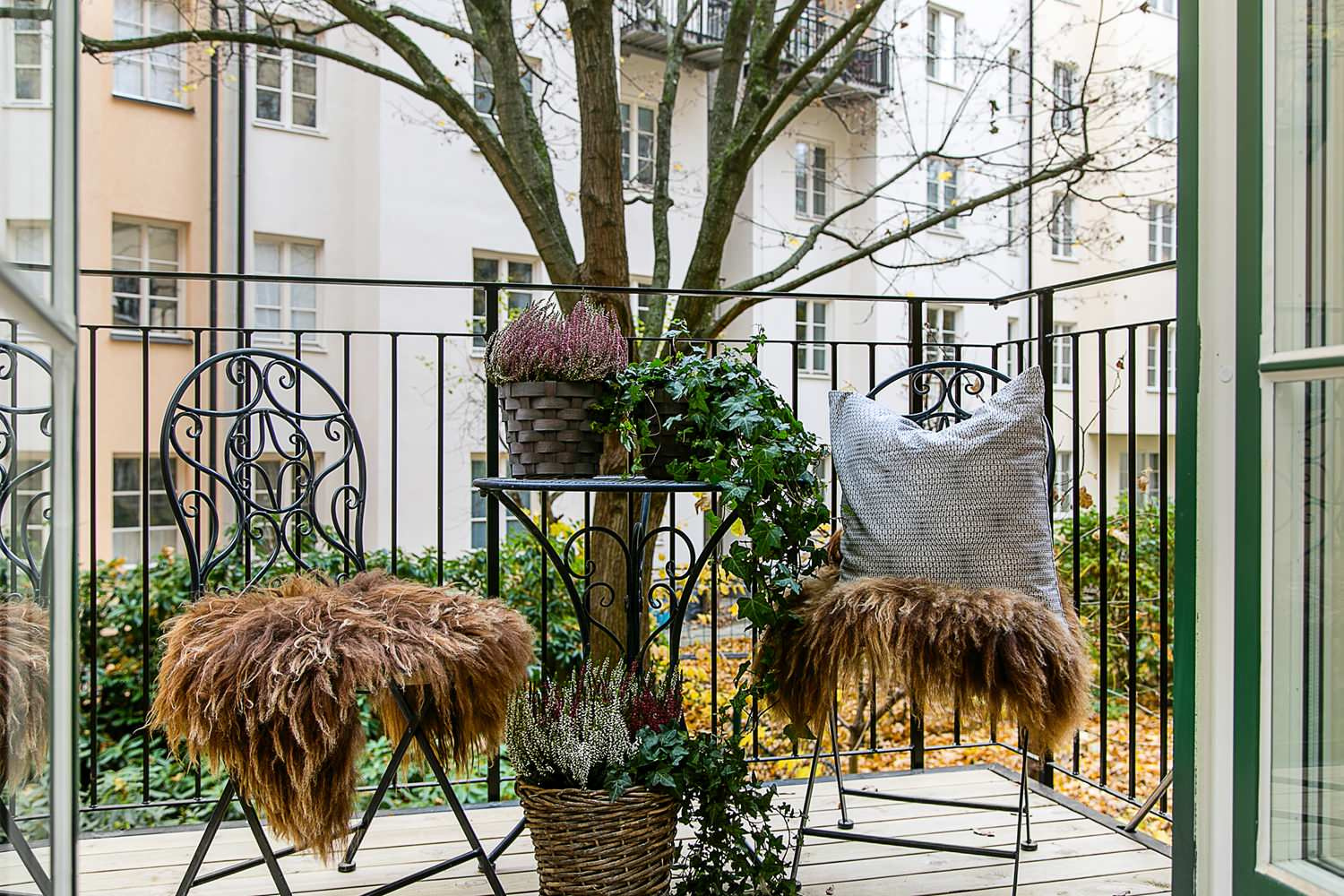 Просто фото: Осенние балконы из разных стран — 25 вариантов