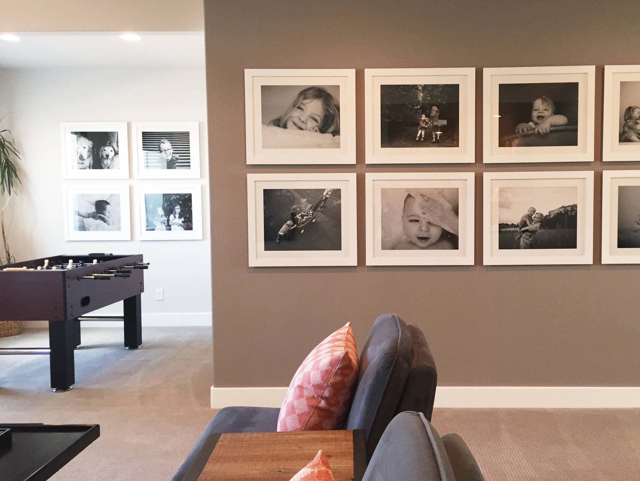 Висеть — и никаких гвоздей: Как закрепить декор на стене