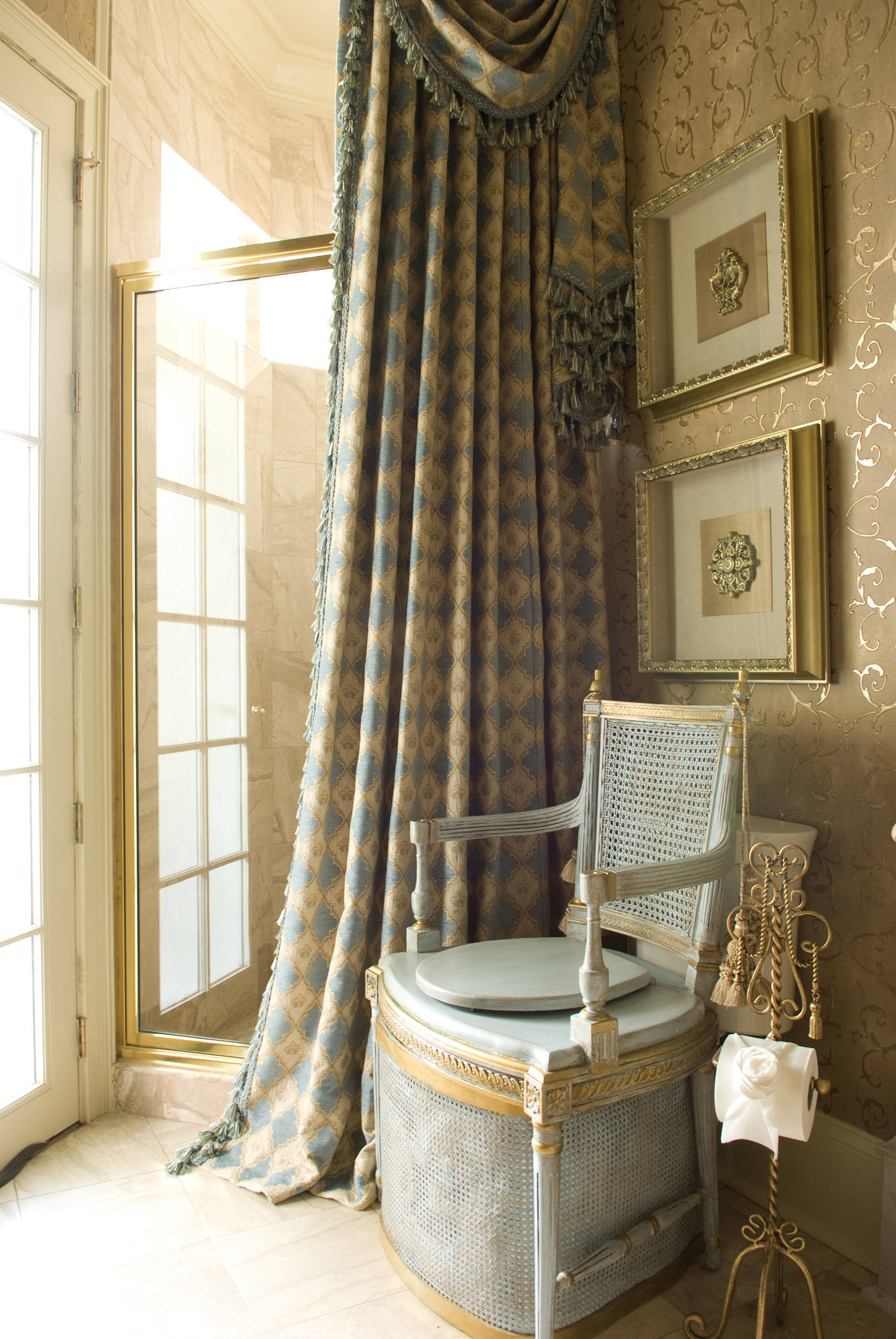 Дизайн-дебаты: Зачем нам «золотые унитазы» в 2020-х