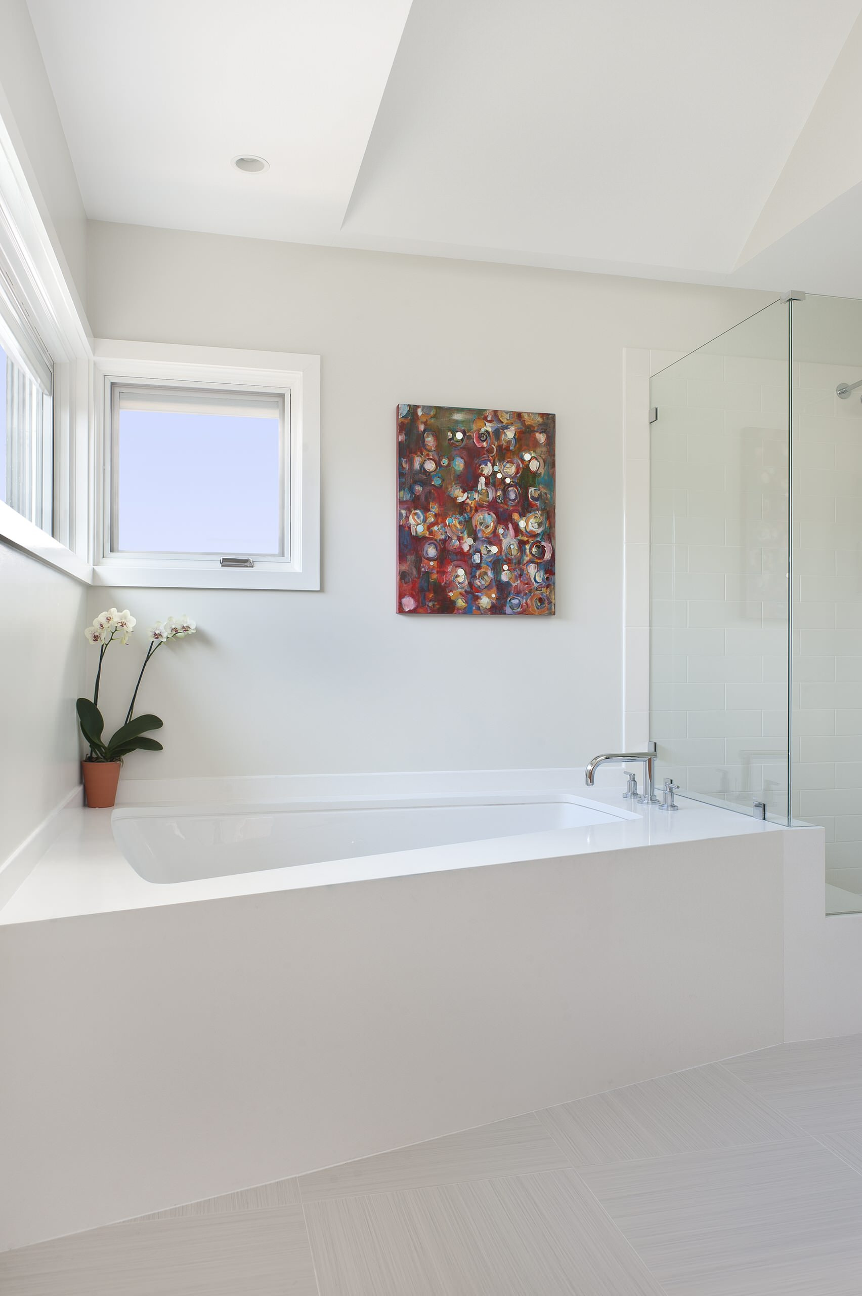 Экраны: Как рационально использовать пространство под ванной