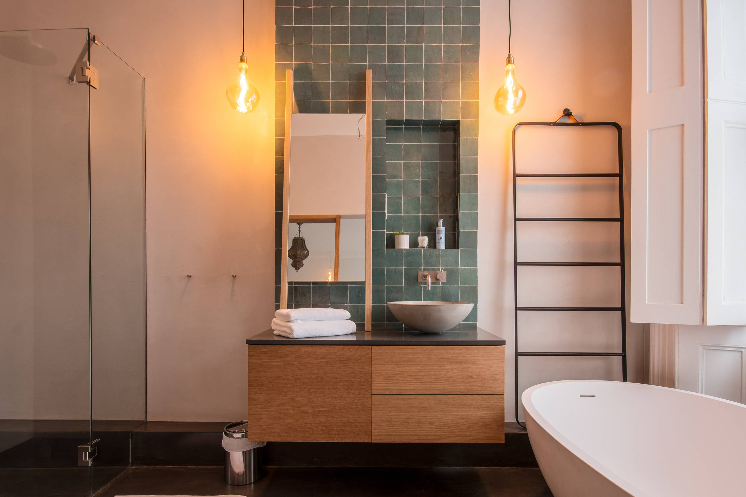 Дизайн-дебаты: Когда стоит сделать потолок цветным