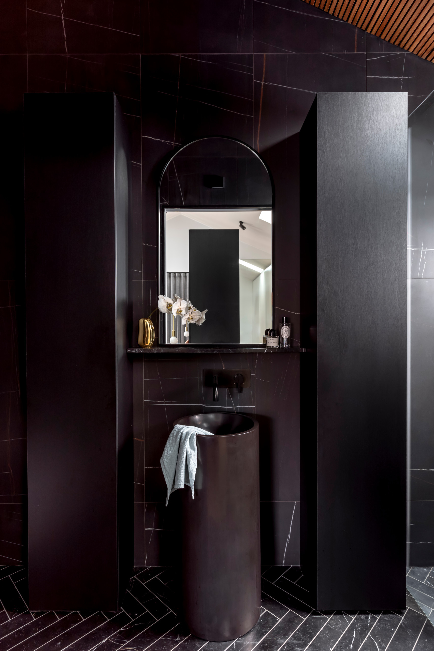 Просто фото: Темные санузлы