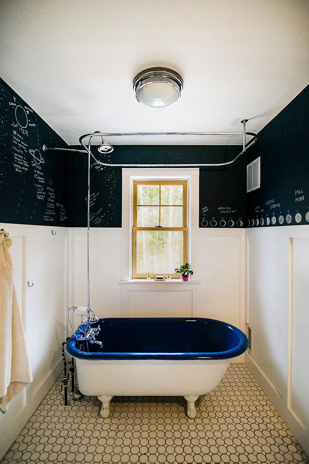 Фотоохоота: 91 идея для стены за душевой шторкой