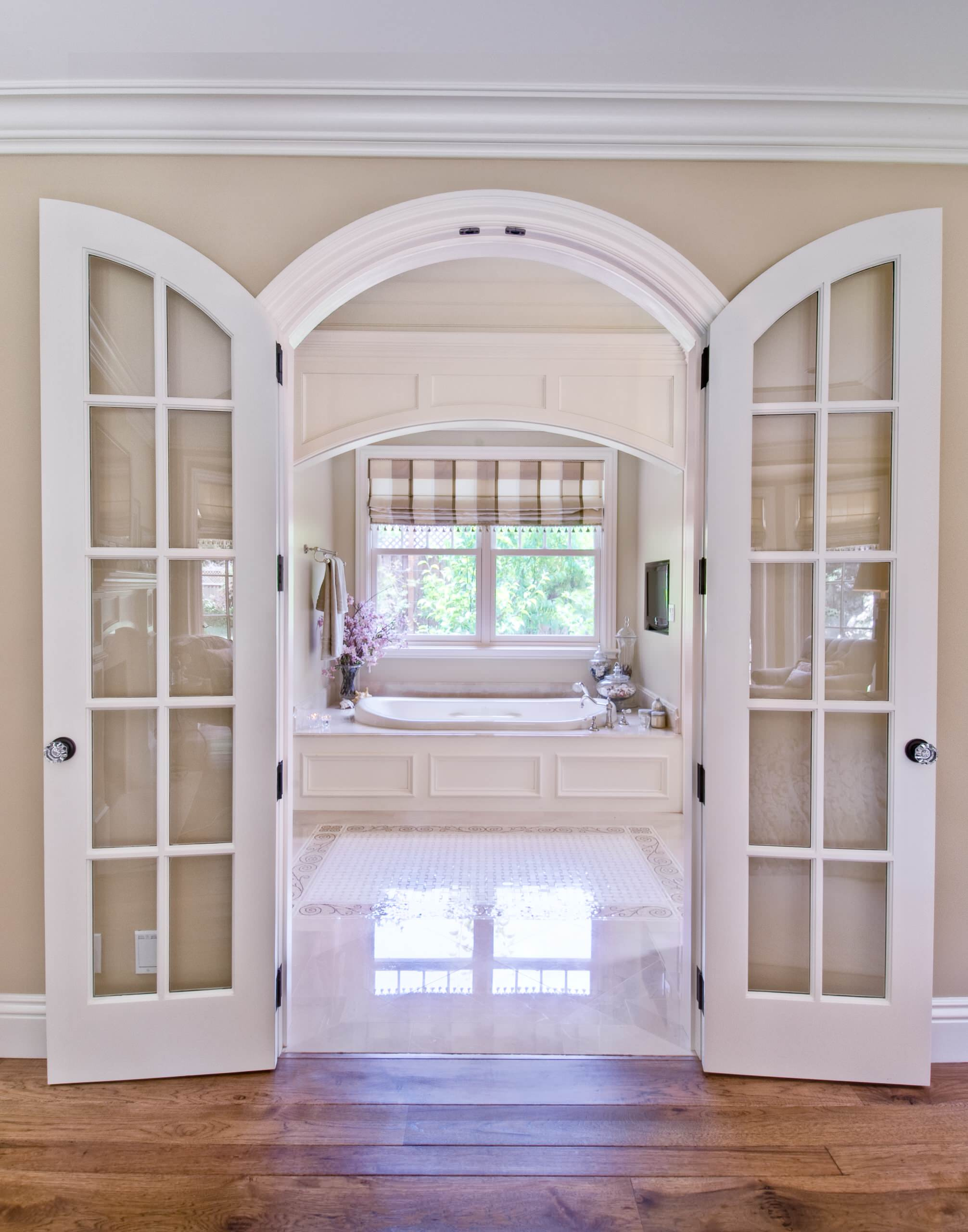 Нестандартная дверь в ванную комнату: Идеи, которые преобразят санузел