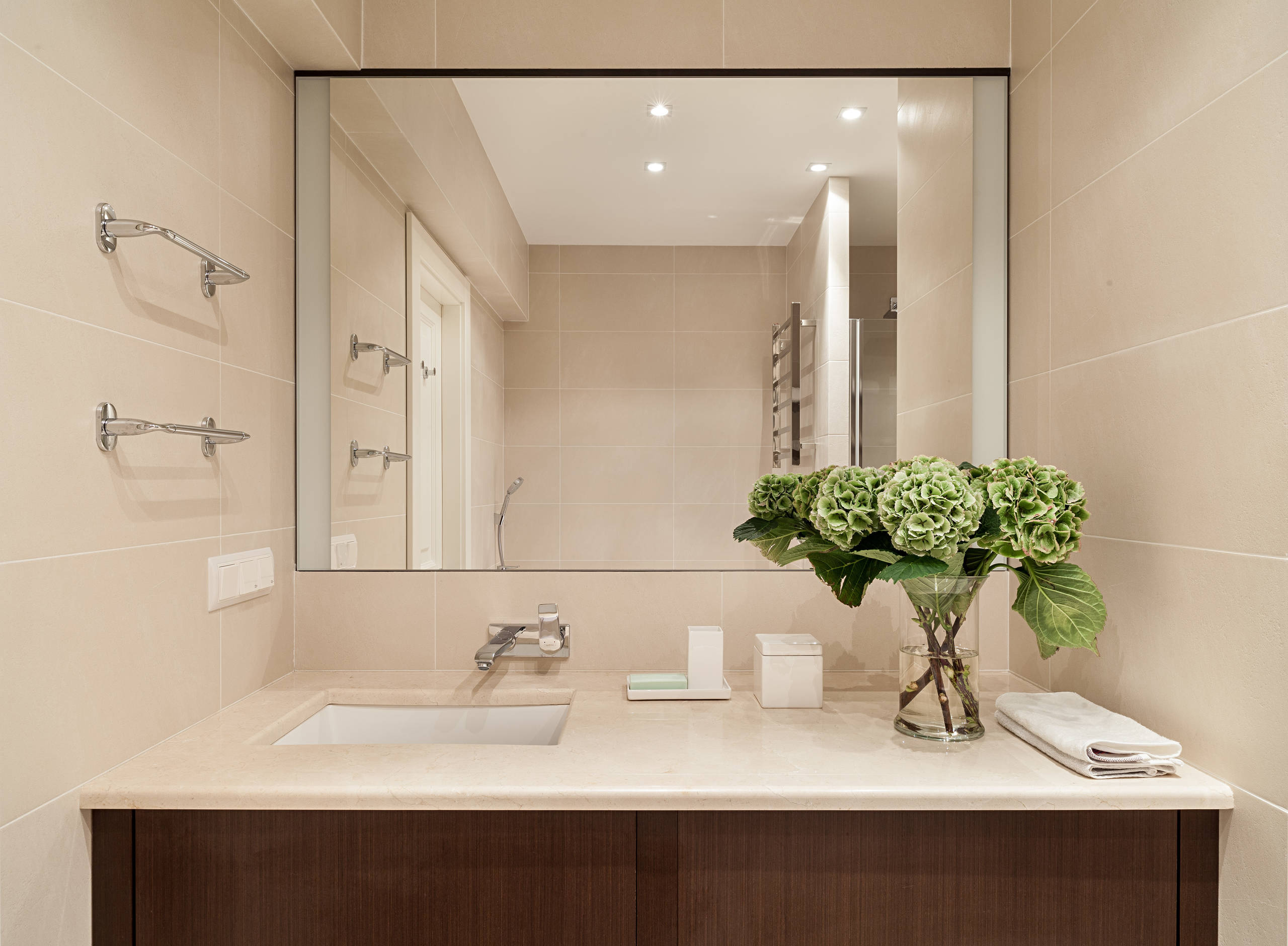 Houzz тур: Шоколадная стена и синий диван для вечера трудного дня