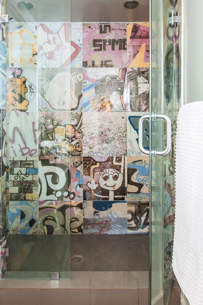 Фотоохоота: 91 идея для стены за душевой шторкой