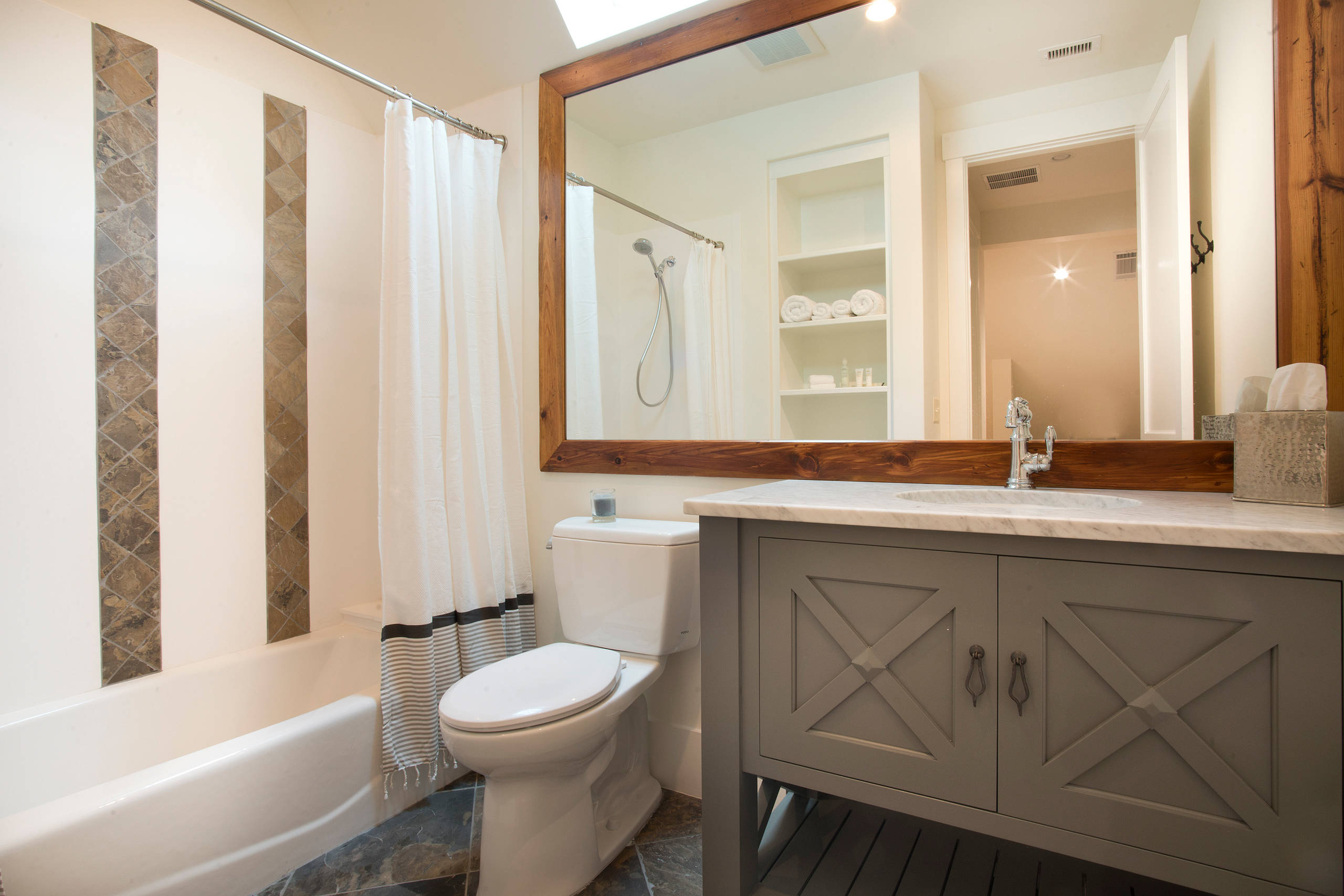 Пригожее место: Чем украсить стену над бачком унитаза