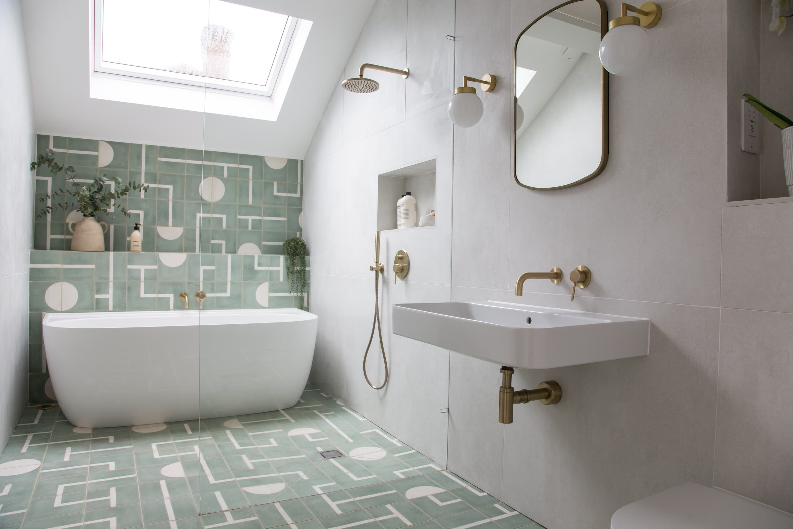 Просто фото: Перетекание плитки с пола на стену