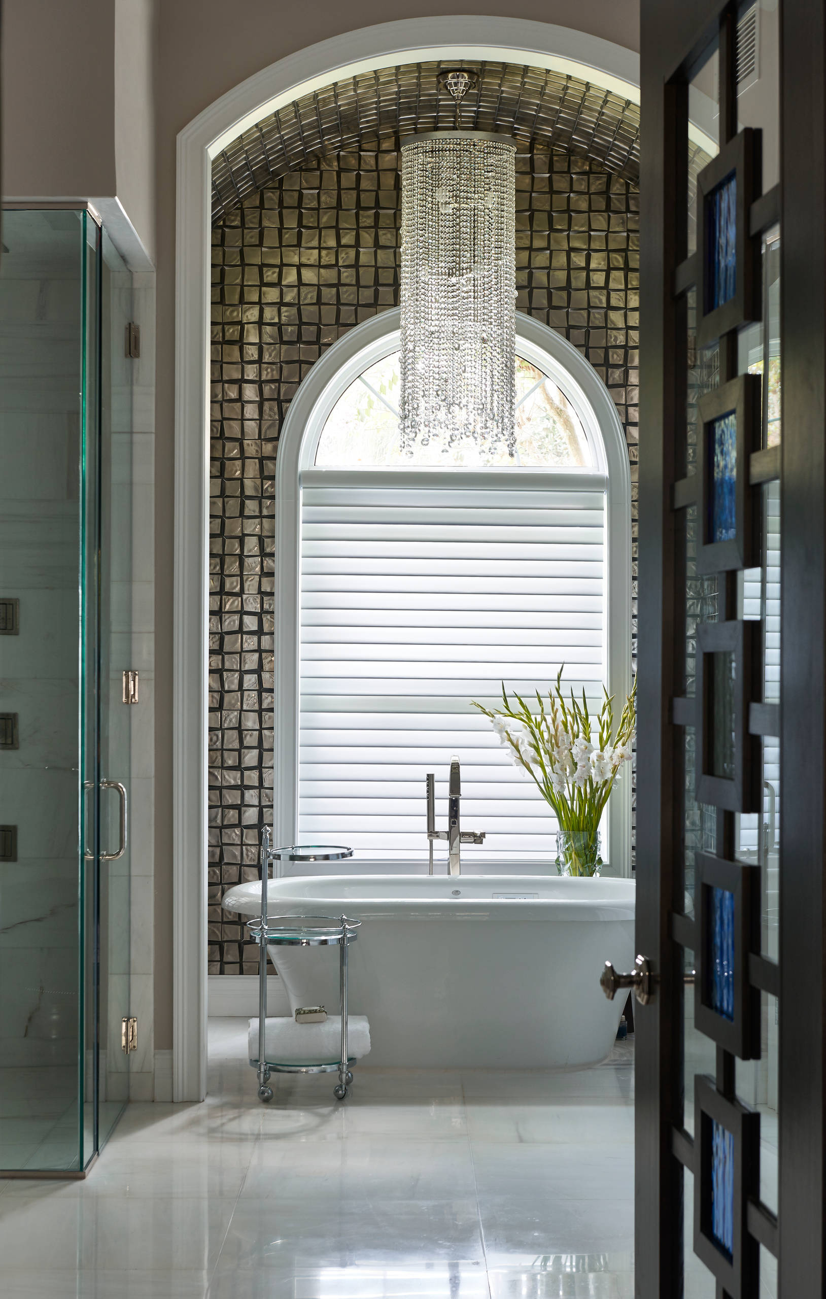 Фотоохоота: 91 идея для стены за душевой шторкой