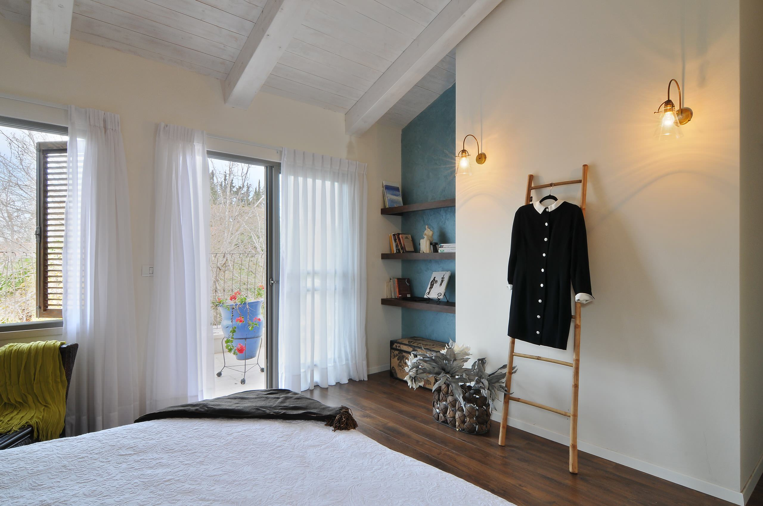 17 приспособлений для хранения ношеных вещей, не считая стула