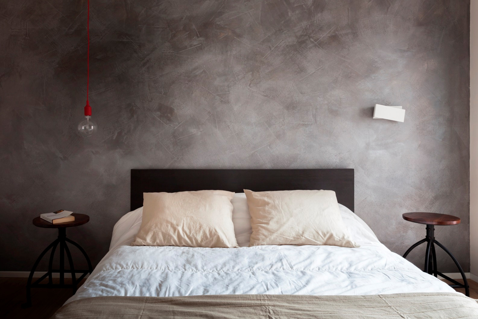 Фотоохота: 101 идея, как обыграть прикроватные тумбочки — с фото