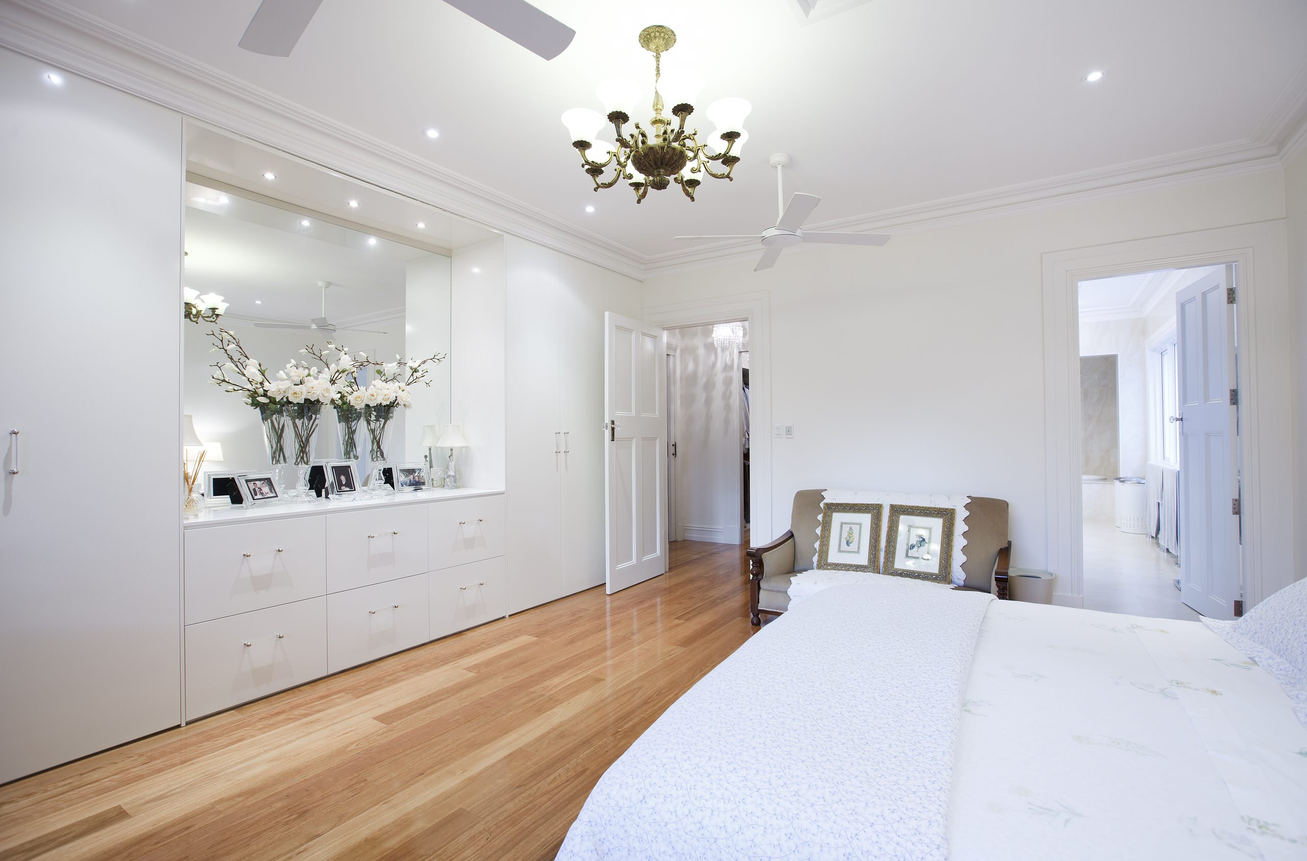 Фасадные работы: Выбираем встроенный шкаф