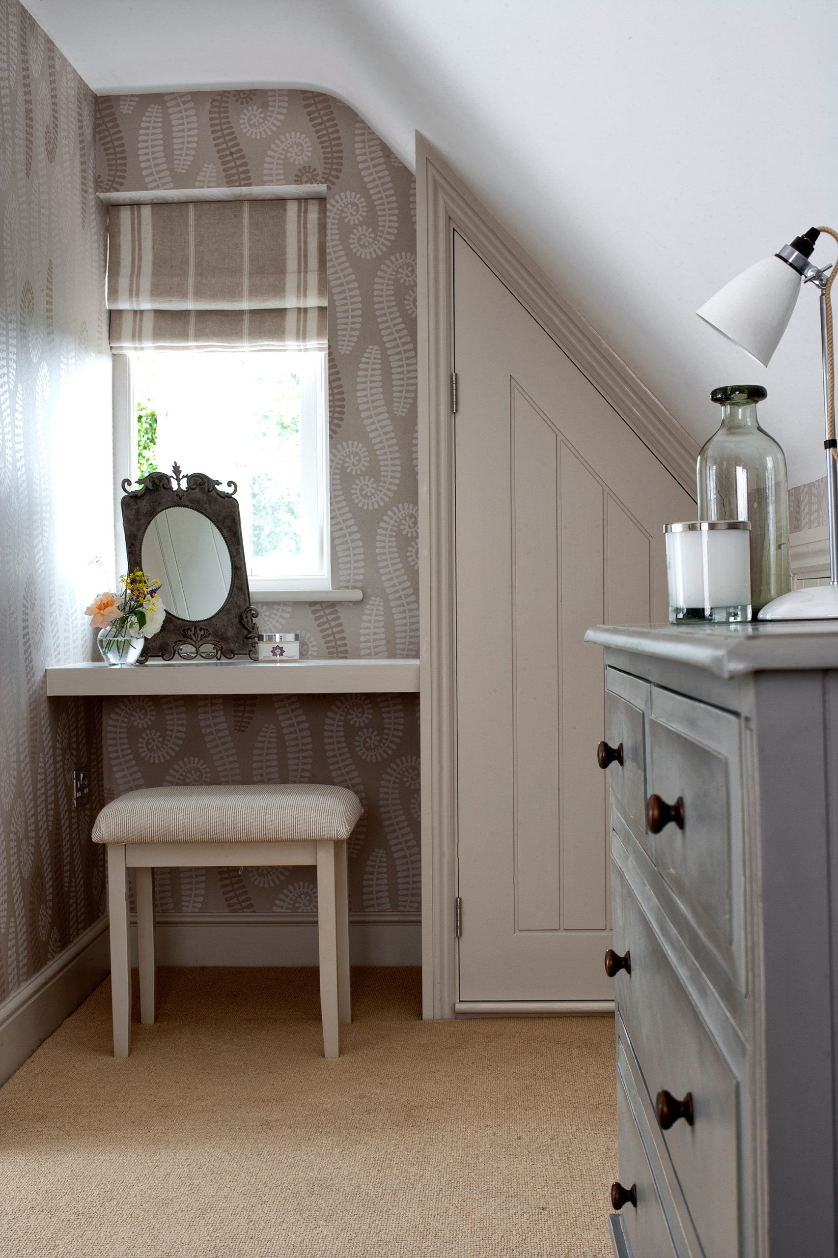 Вопрос: Как исправить недостатки окна при помощи штор