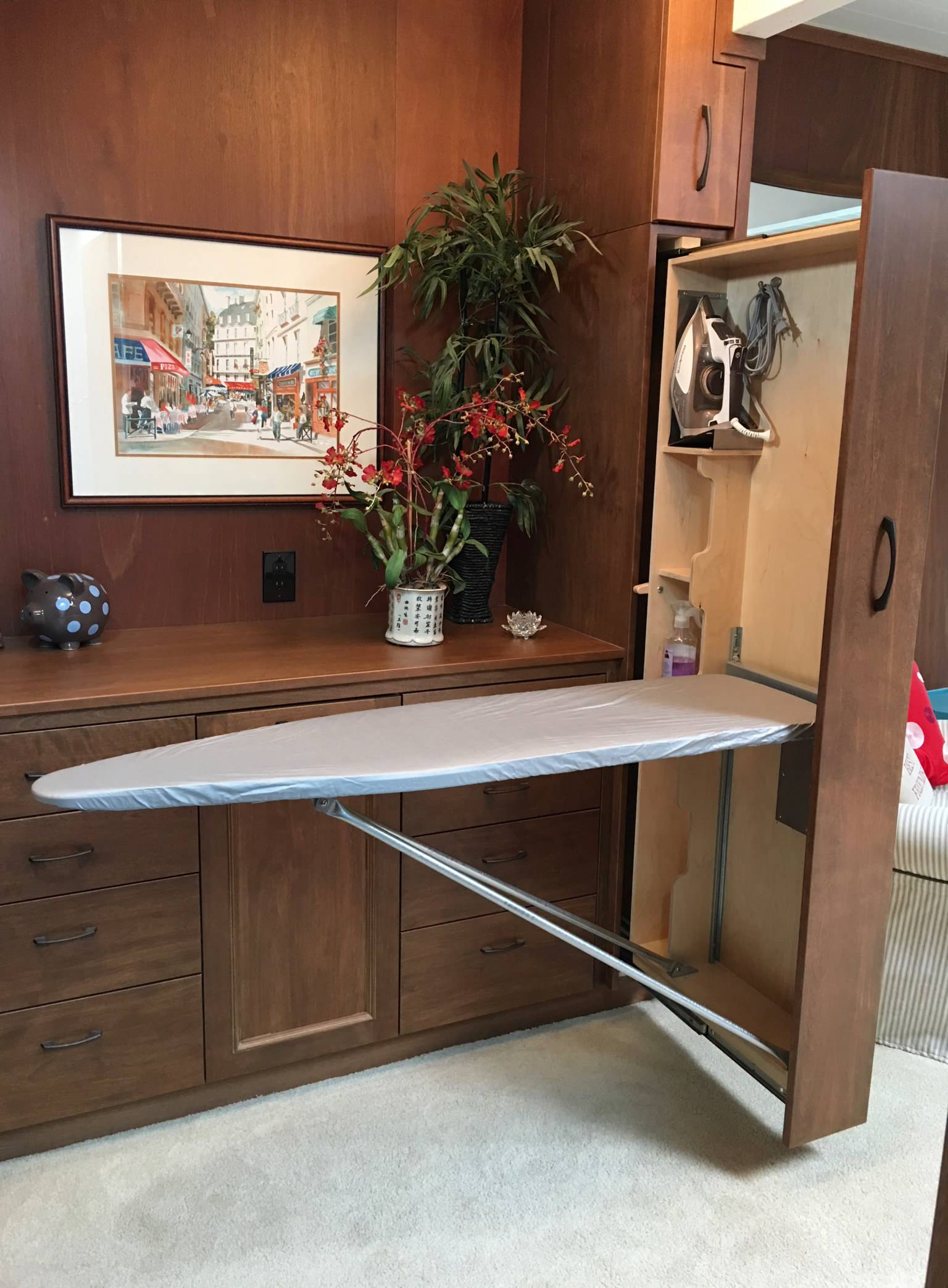 Дизайн-дебаты: Как хранить гладильную доску в интерьере