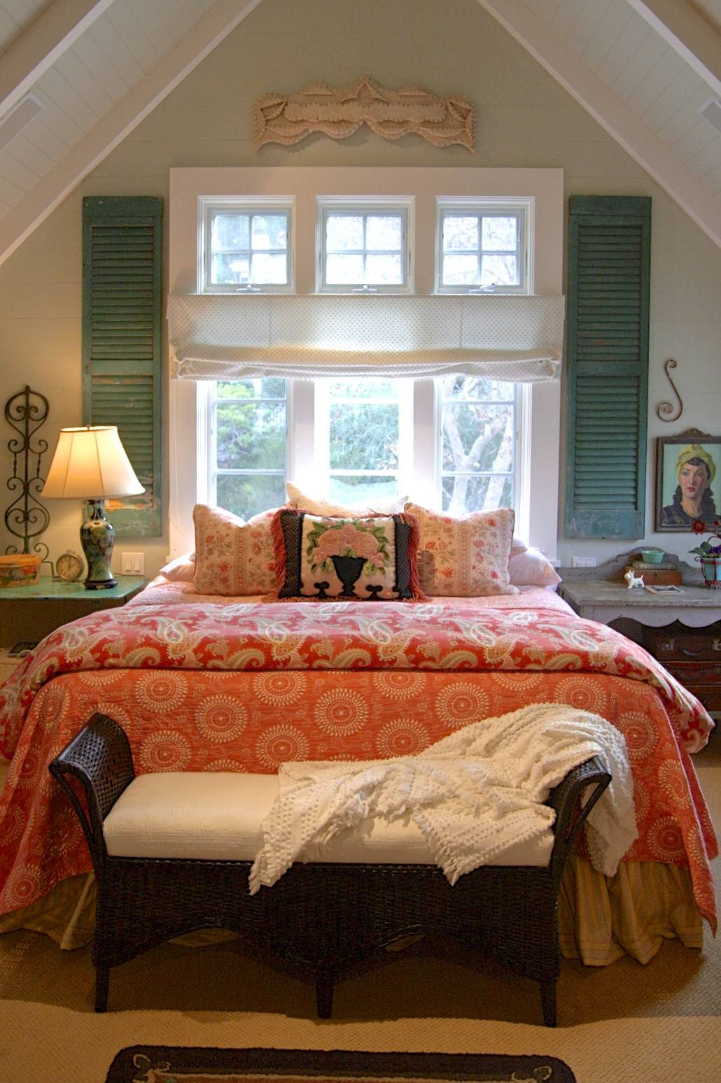 Кровать изголовьем к окну: Модный прием или глупость?