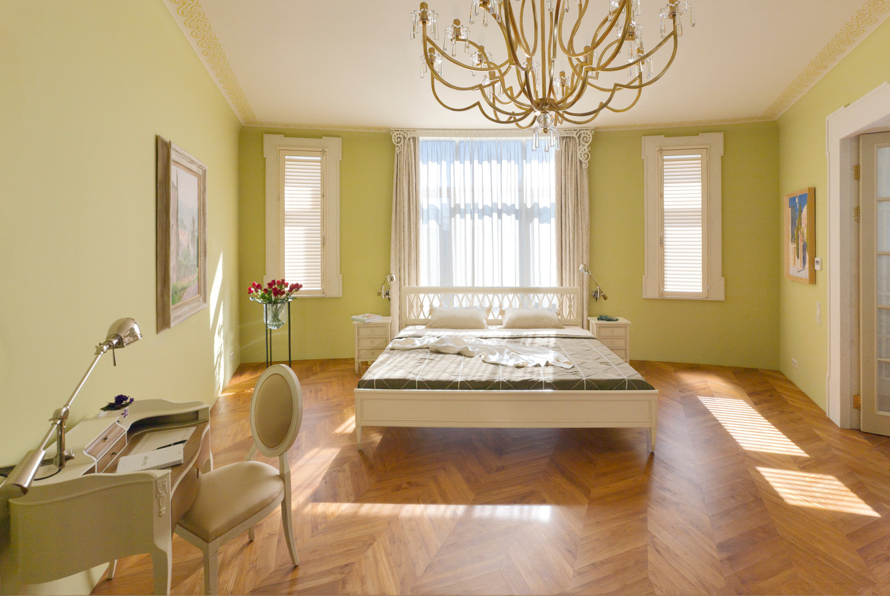 Кровать изголовьем к окну: Модный прием или глупость?