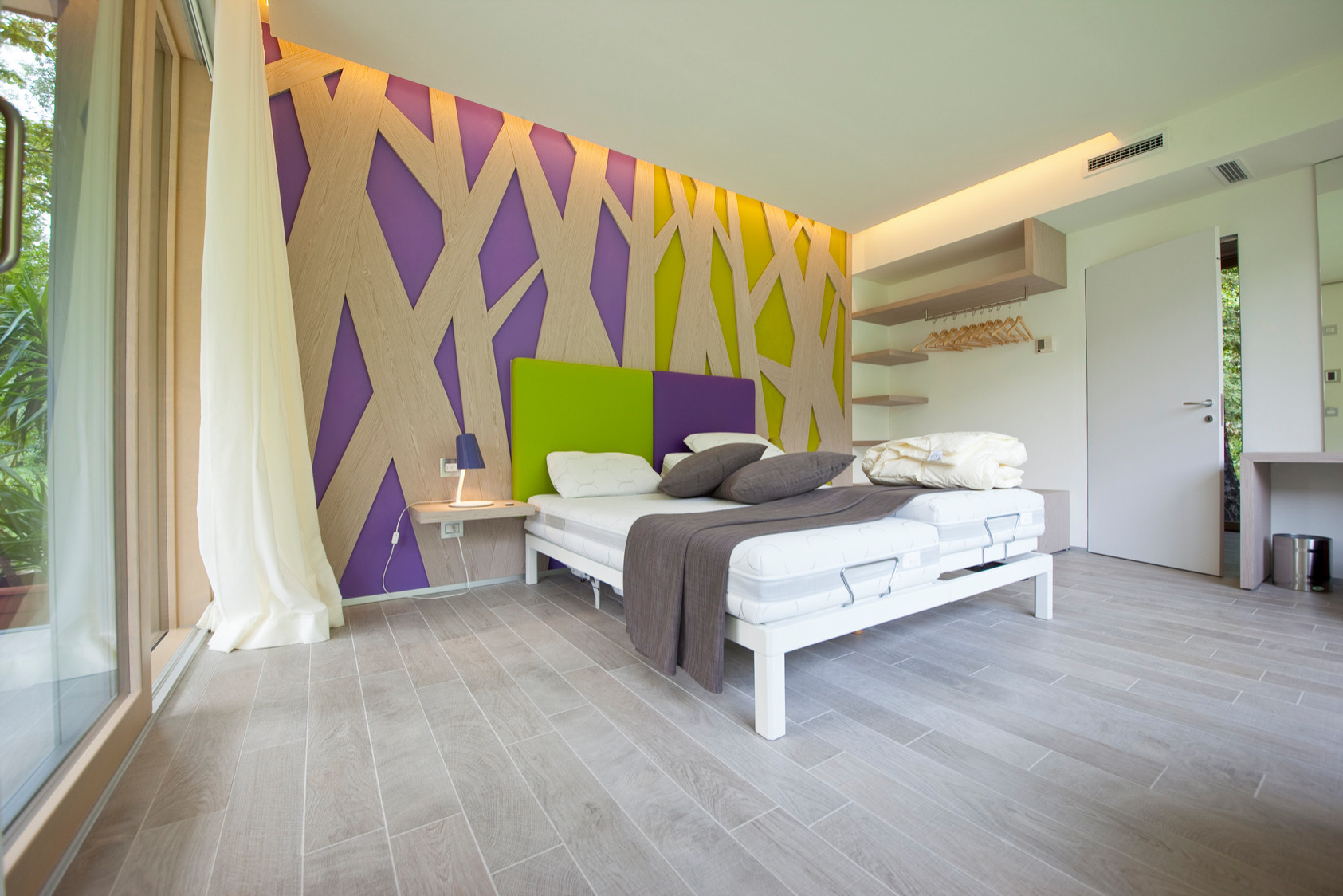 Фотоохота: 101 идея, как обыграть прикроватные тумбочки — с фото