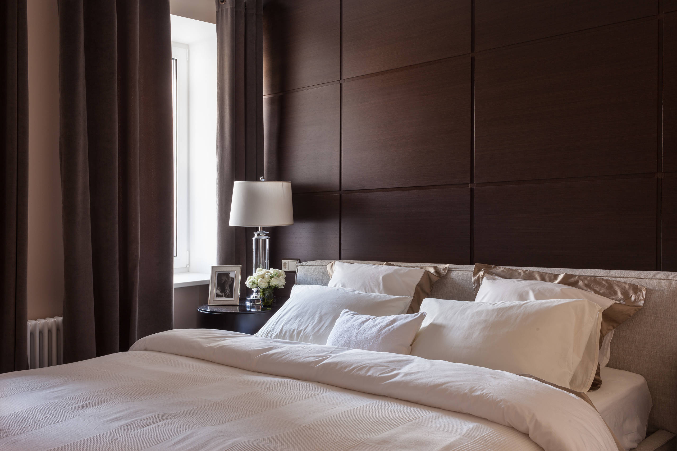 Houzz тур: Шоколадная стена и синий диван для вечера трудного дня