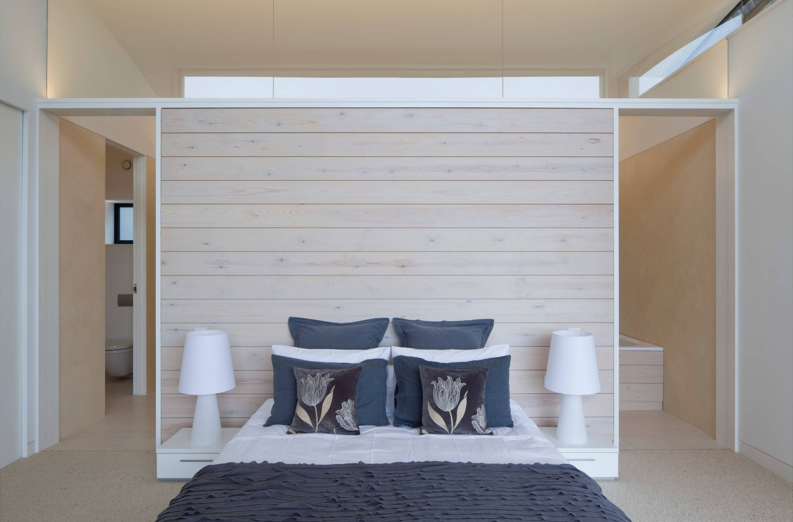 Фотоохота: 101 идея, как обыграть прикроватные тумбочки — с фото