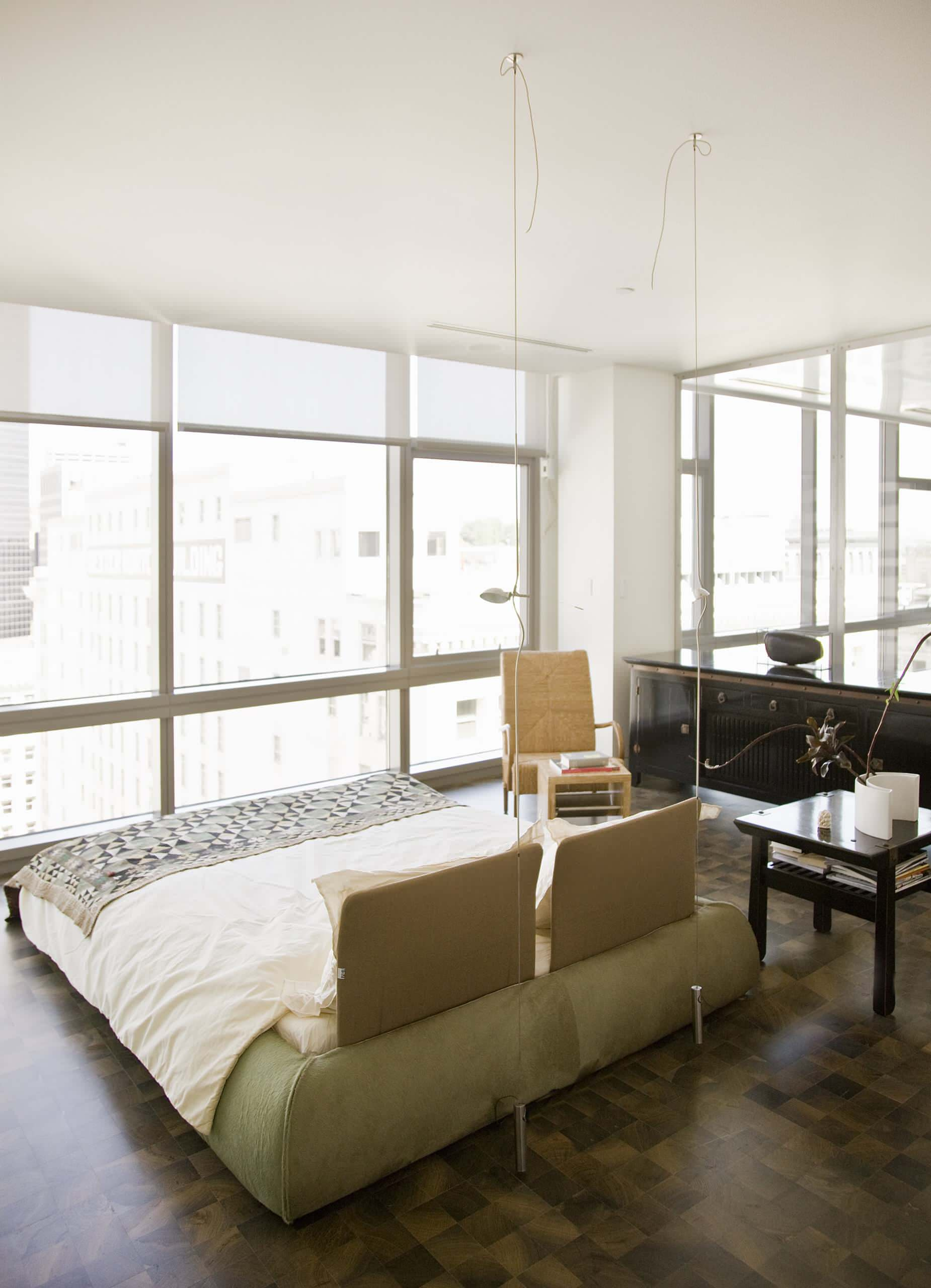 Кровать изголовьем к окну: Модный прием или глупость?