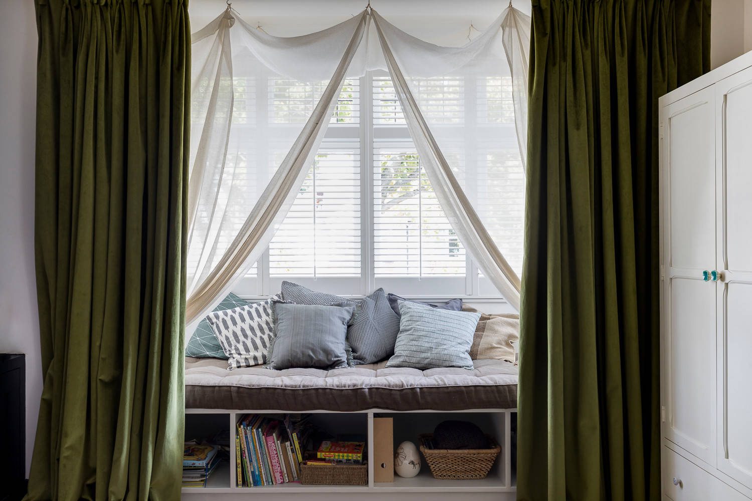 Только фото: 25 способов устроиться у окна