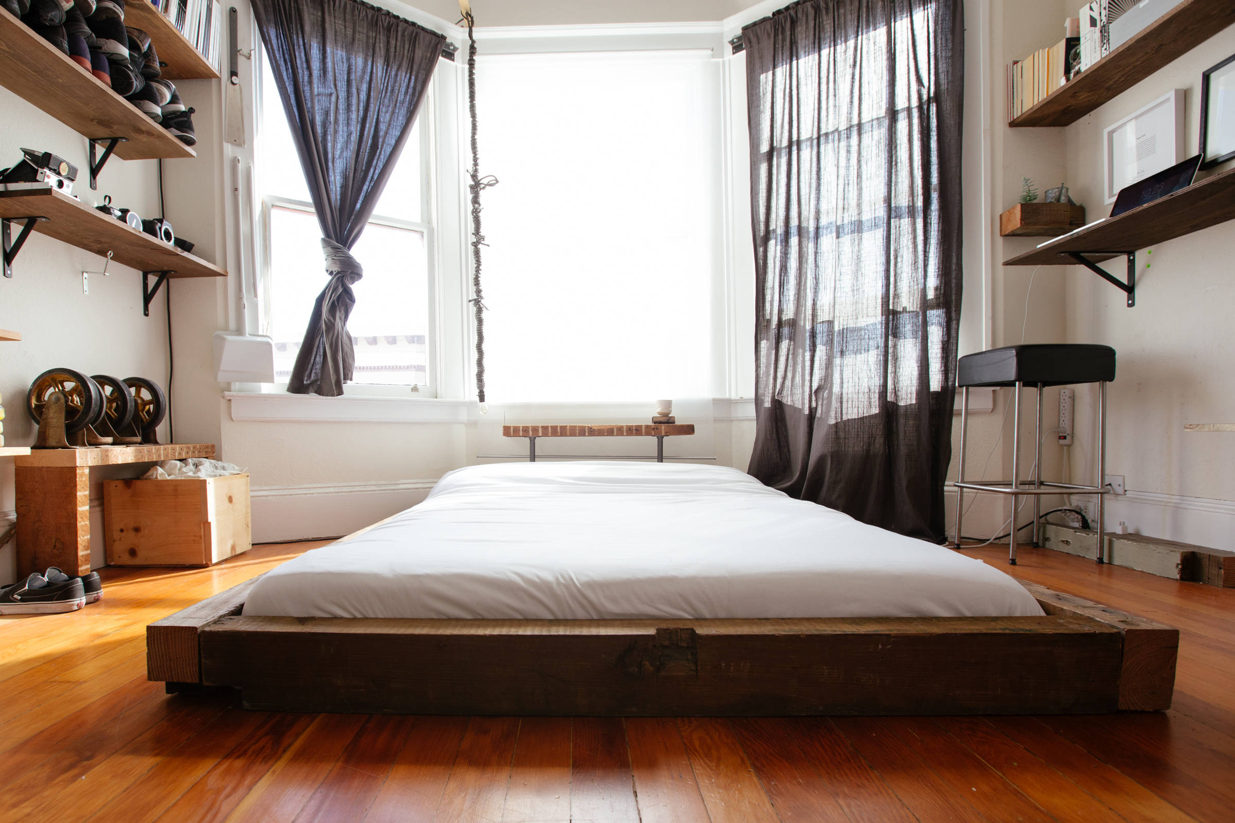 Фотоохота: 101 идея, как обыграть прикроватные тумбочки — с фото