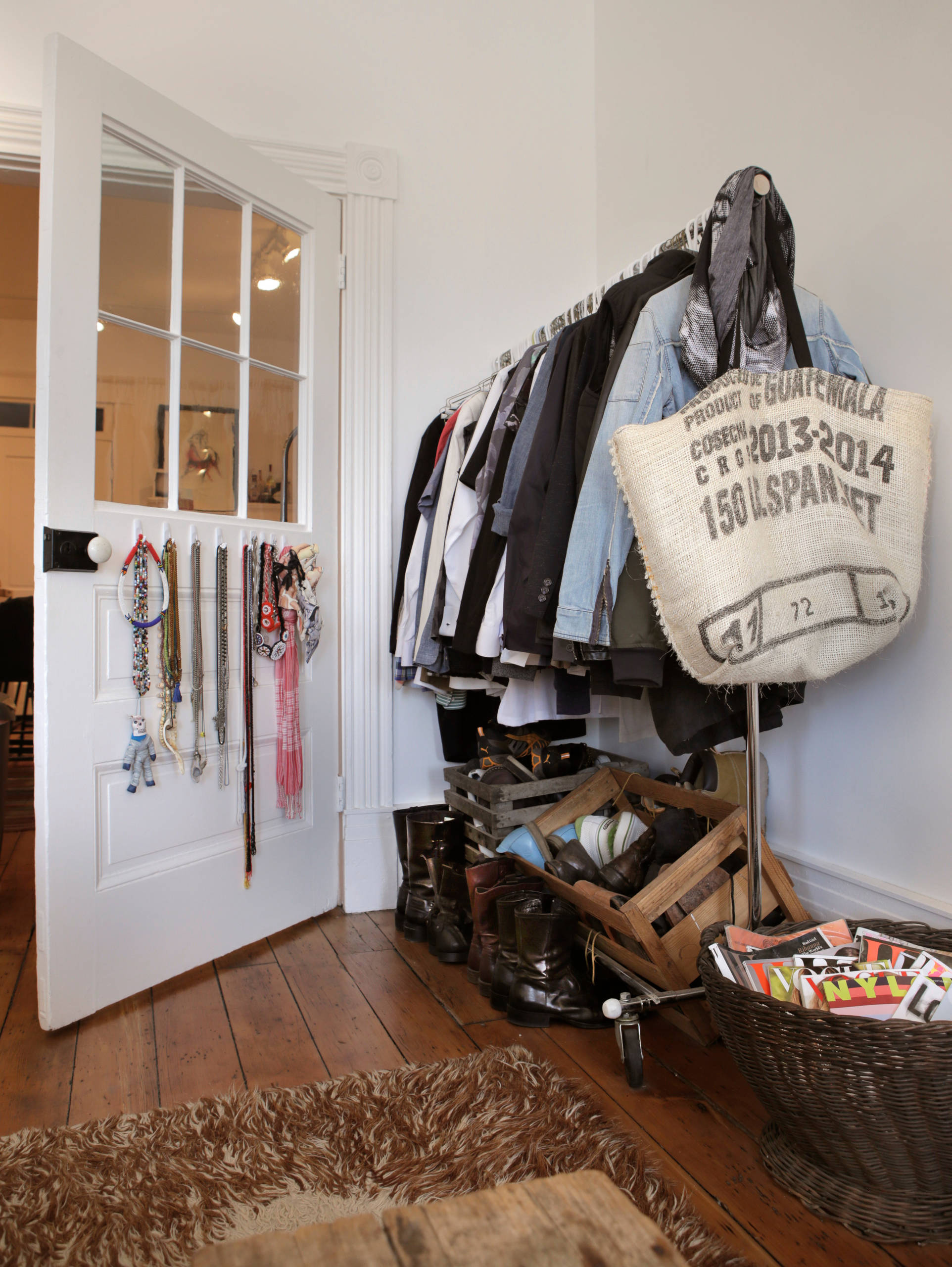 17 приспособлений для хранения ношеных вещей, не считая стула