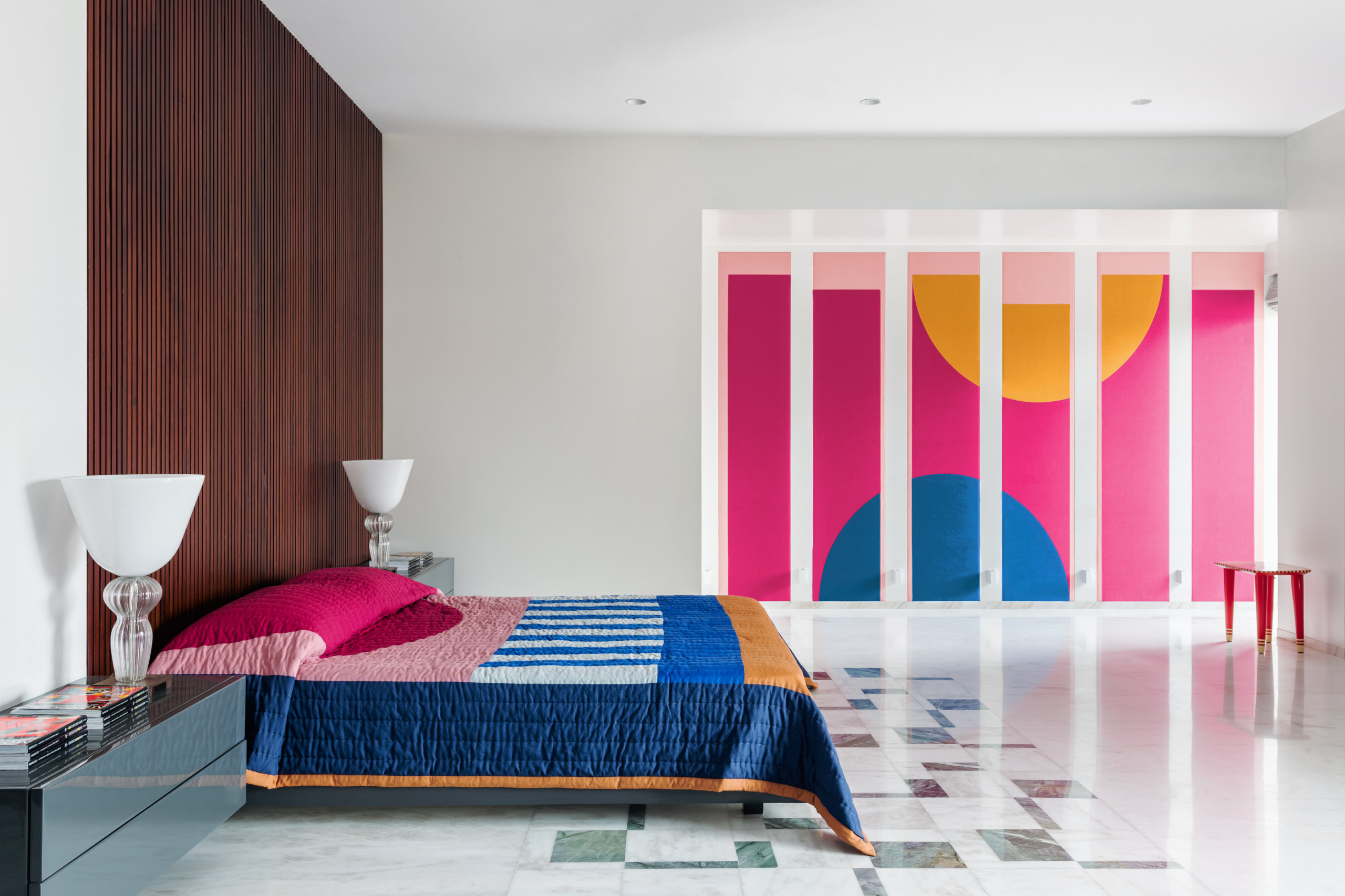 Просто фото: Пятно цвета на стене