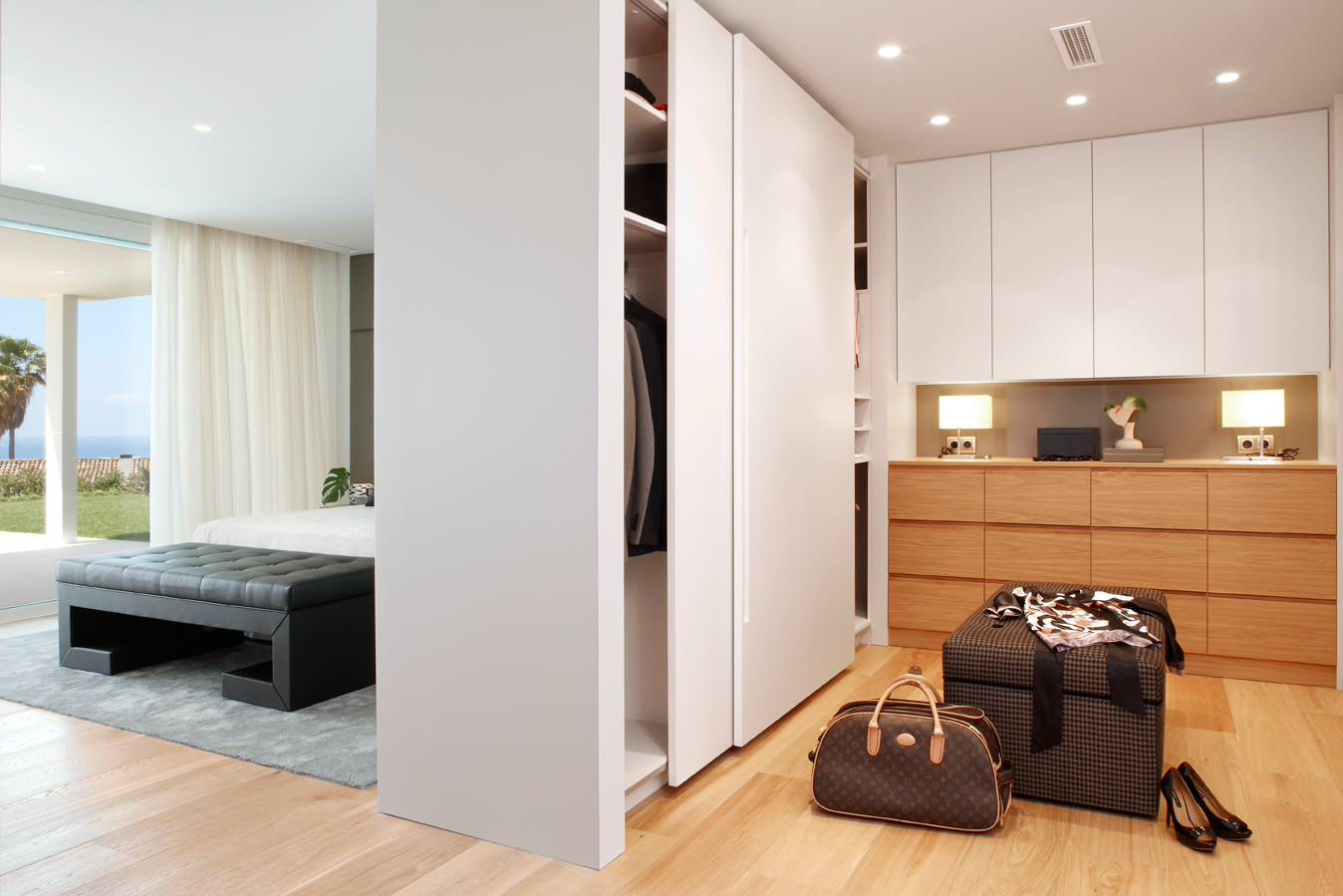 Что лучше: Стены или стеллажи для зонирования комнаты?