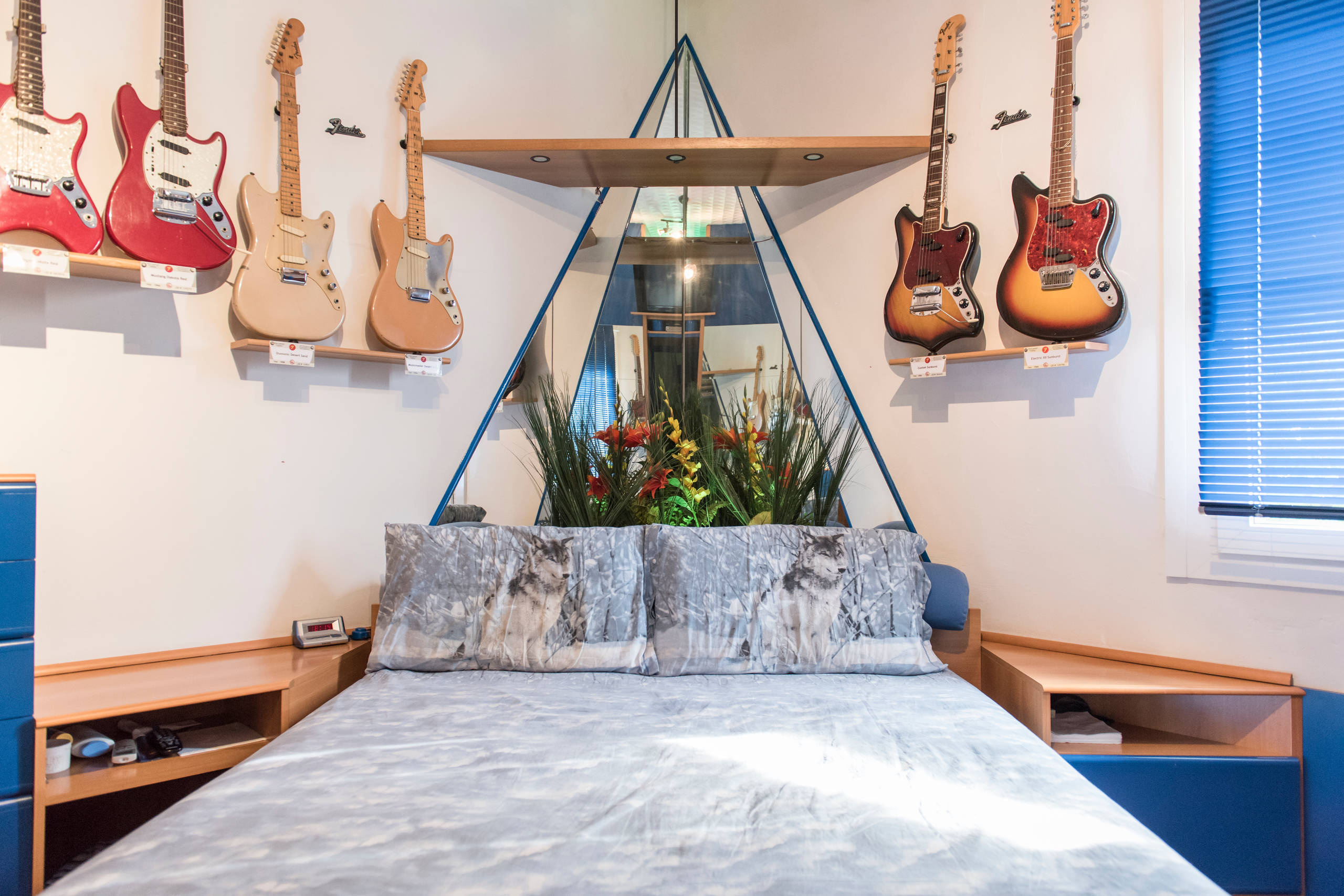 Фотоохота: 101 идея, как обыграть прикроватные тумбочки — с фото