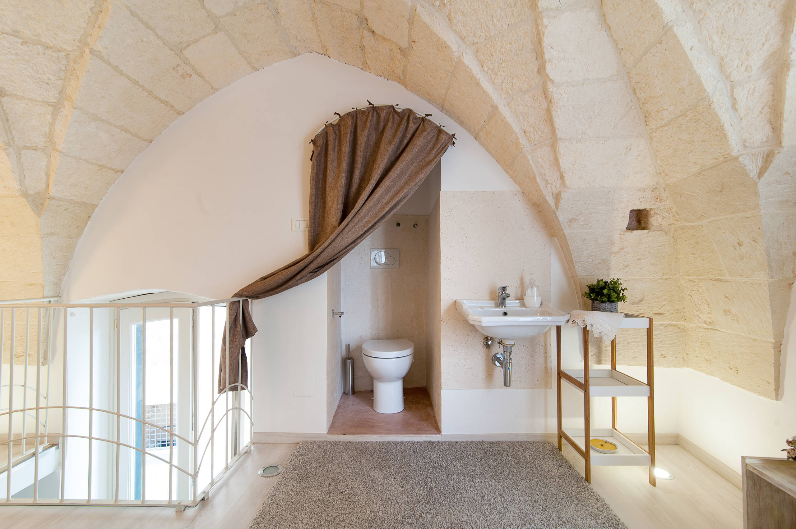 Хороший вопрос: Нужен ли порожек в ванной комнате