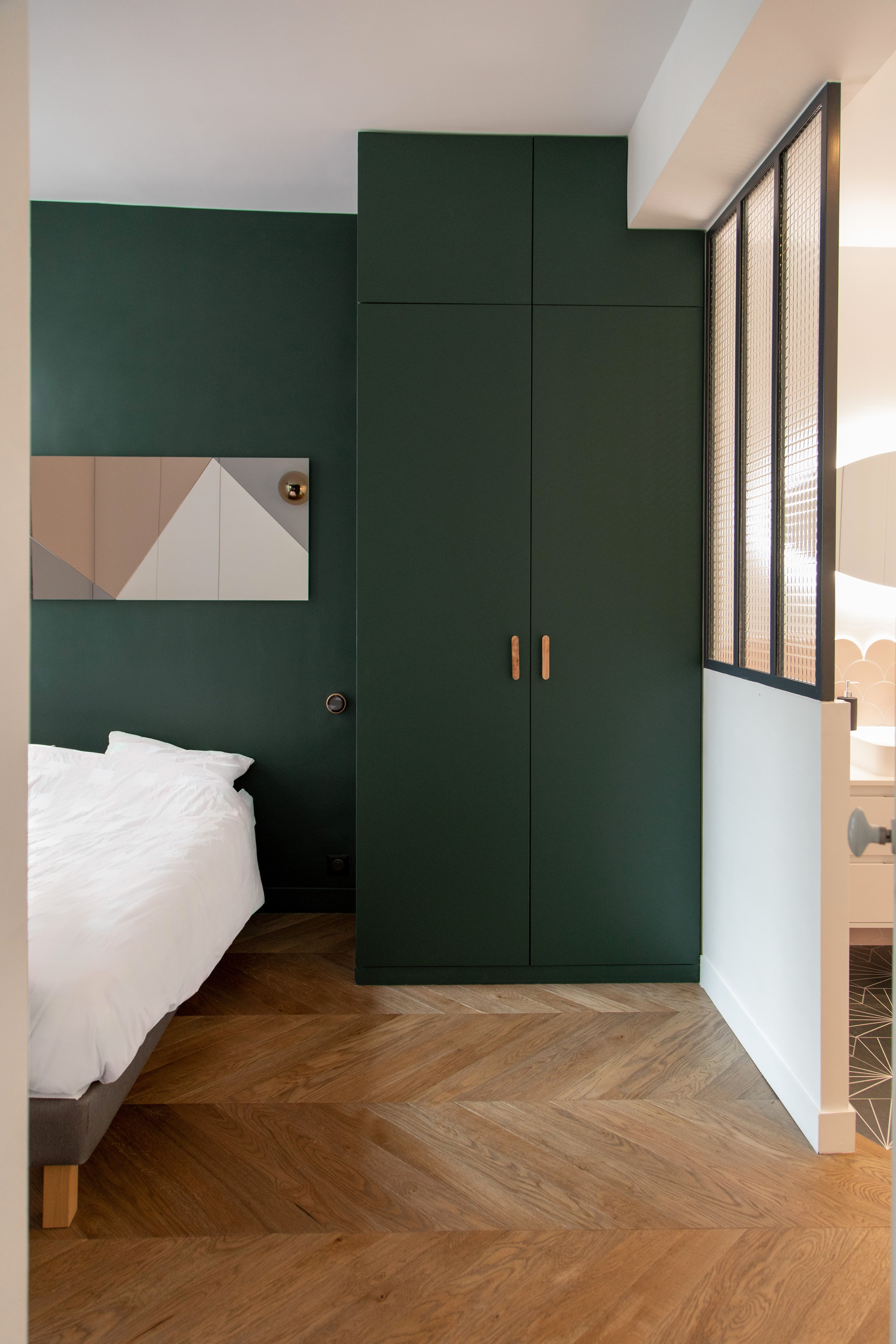 Прием: Цветной шкаф в интерьере