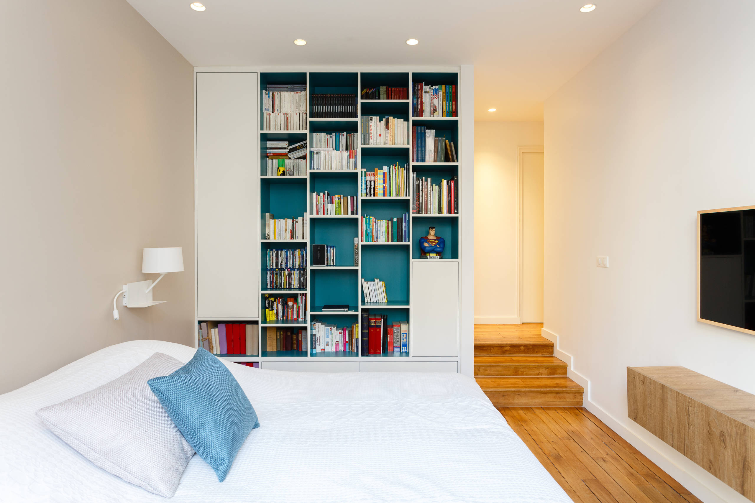 Прием: Цветной шкаф в интерьере