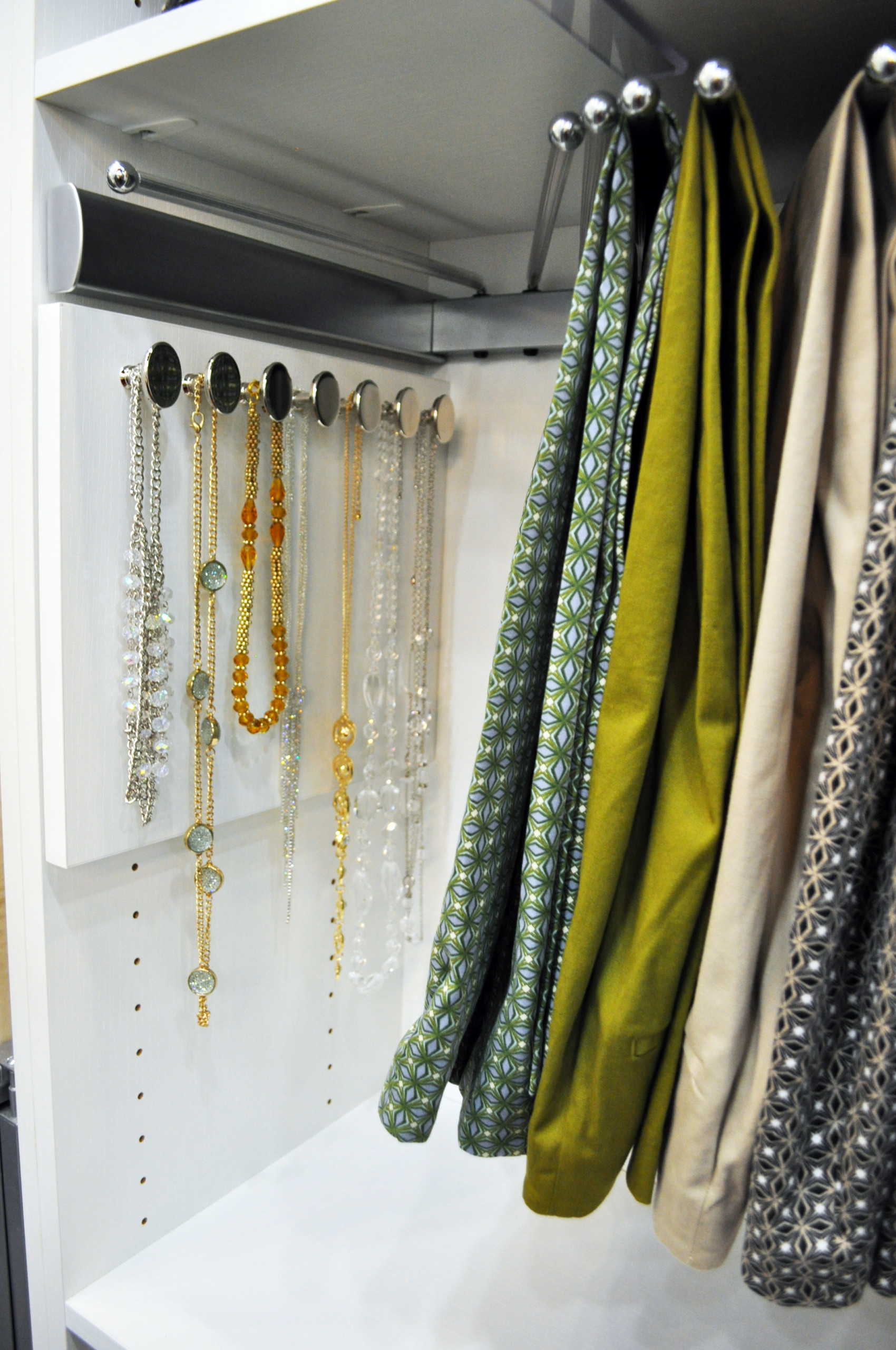 Как правильно: Хранить шубу и крупы в одном помещении