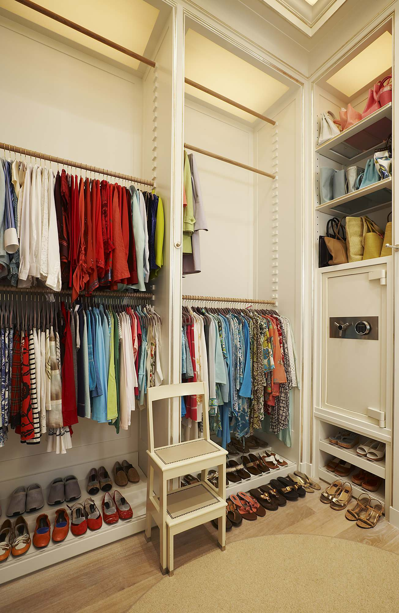 Дешево или удобно: Как выбрать наполнение платяного шкафа