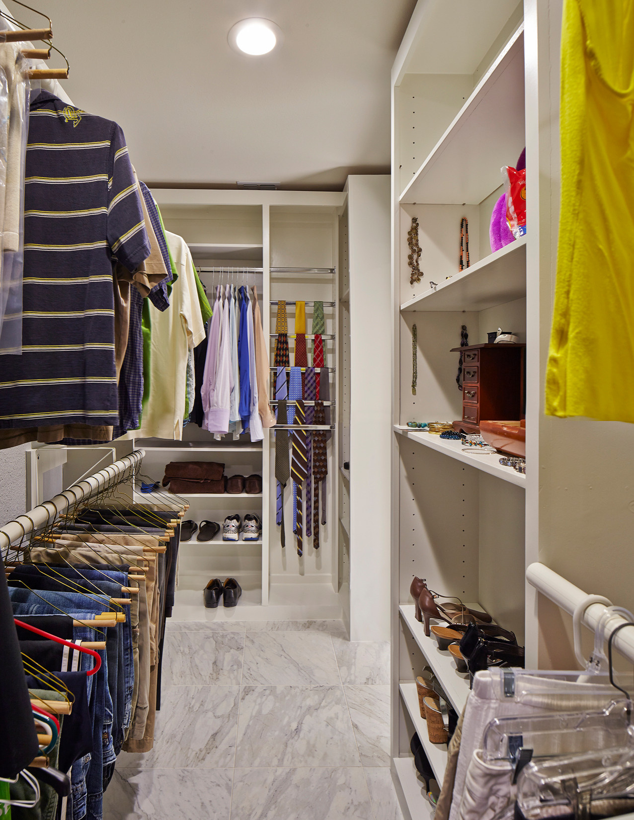 Куда уходит свежесть: как избавиться от запаха в шкафу с одеждой