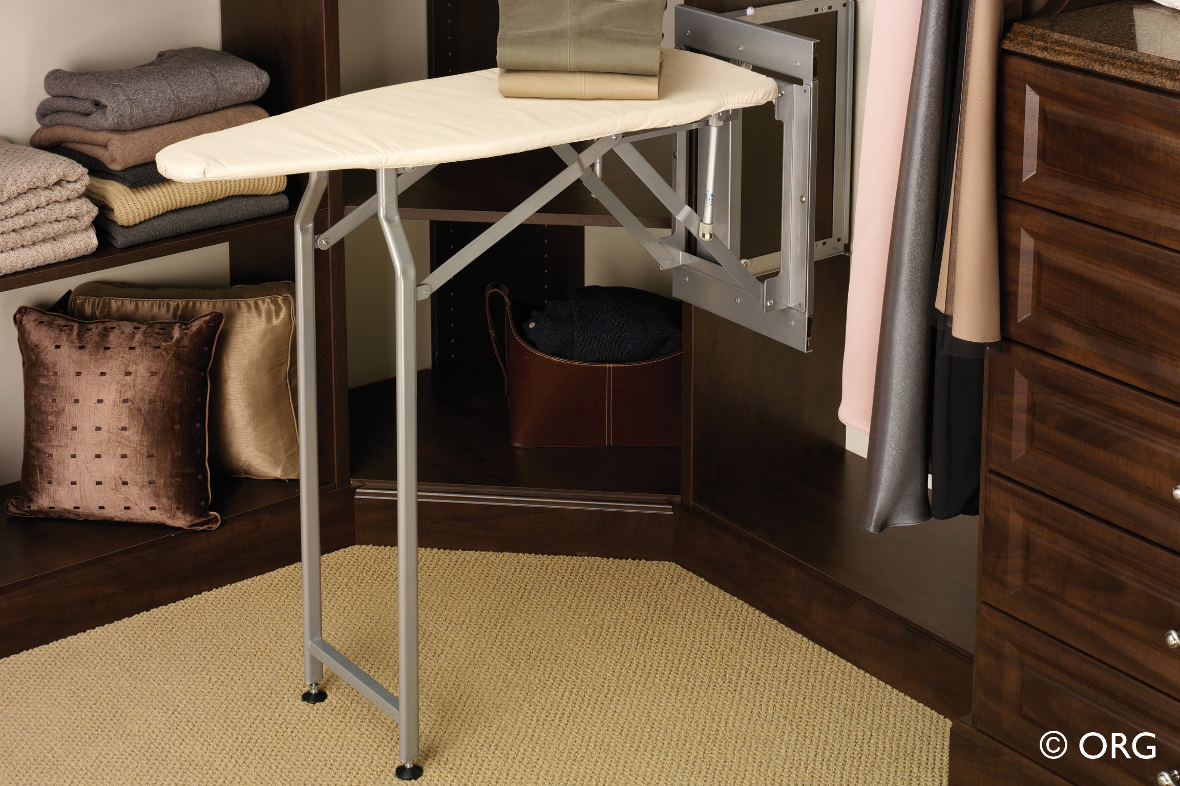 Дизайн-дебаты: Как хранить гладильную доску в интерьере