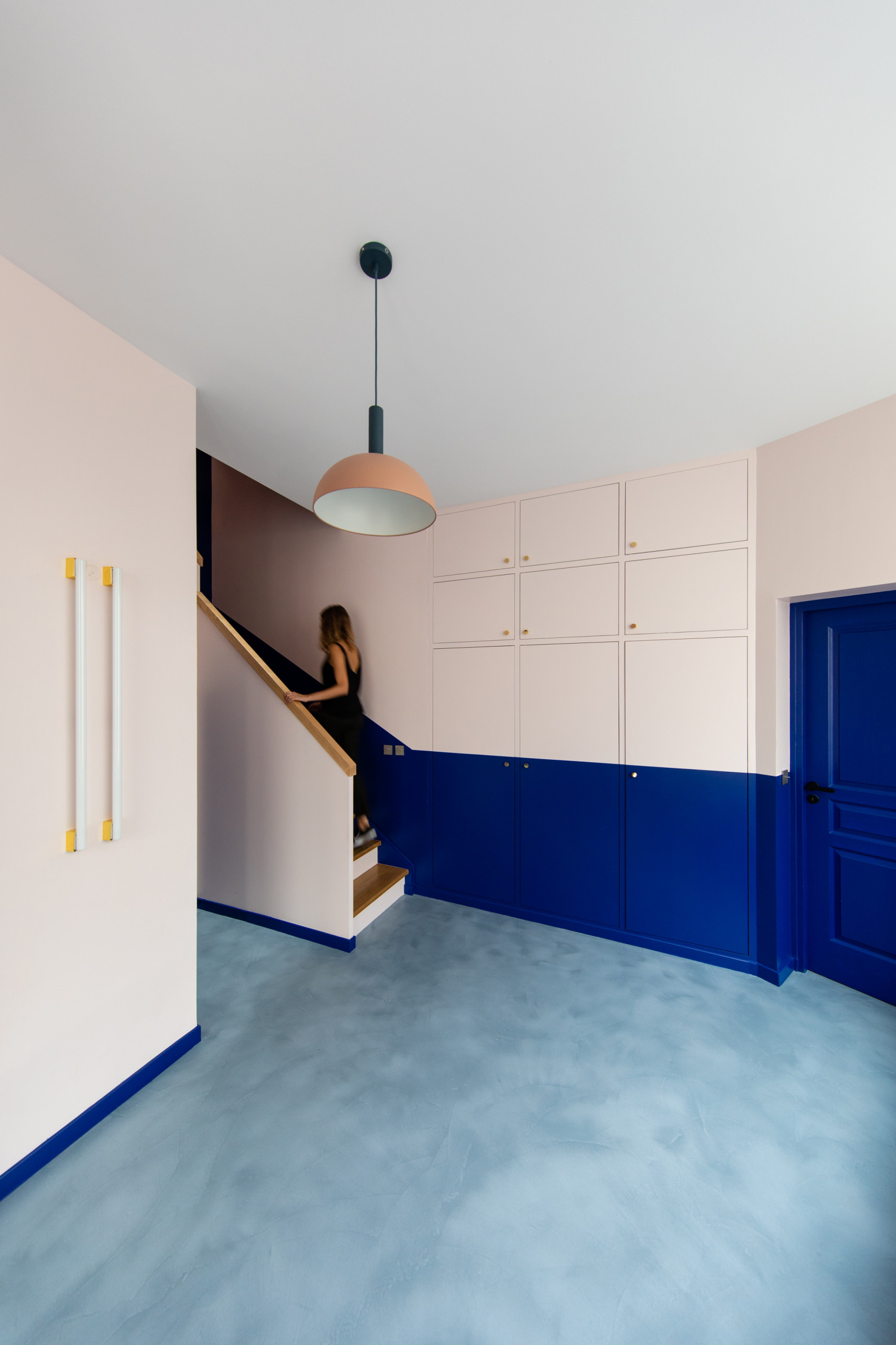 Прием: Цветной шкаф в интерьере